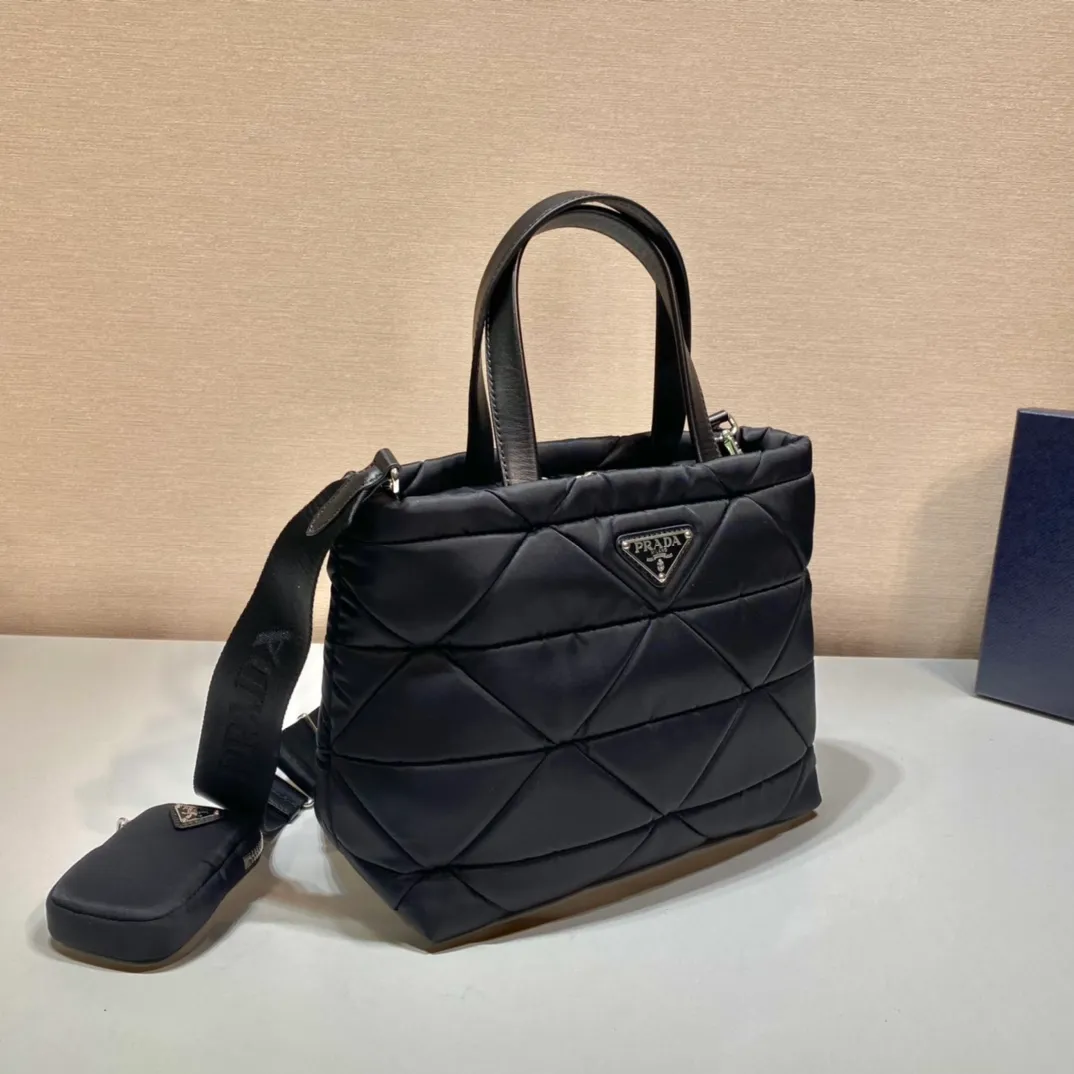 💰1120🎉Tote bag three-in-one🎉1BG380🎉🎉 This System tote bag is equipped with two leather handles. The exquisite patchwork technology creates a triangular pattern, demonstrating the craftsmanship. The detachable woven nylon shoulder strap brings different styles. My favorite is the small bag with shoulder strap😘Lightweight and practical, get it now🎉🎉 Length 25x Height 21.5x Bottom 13cm🎉🎉🎉👏👏👏