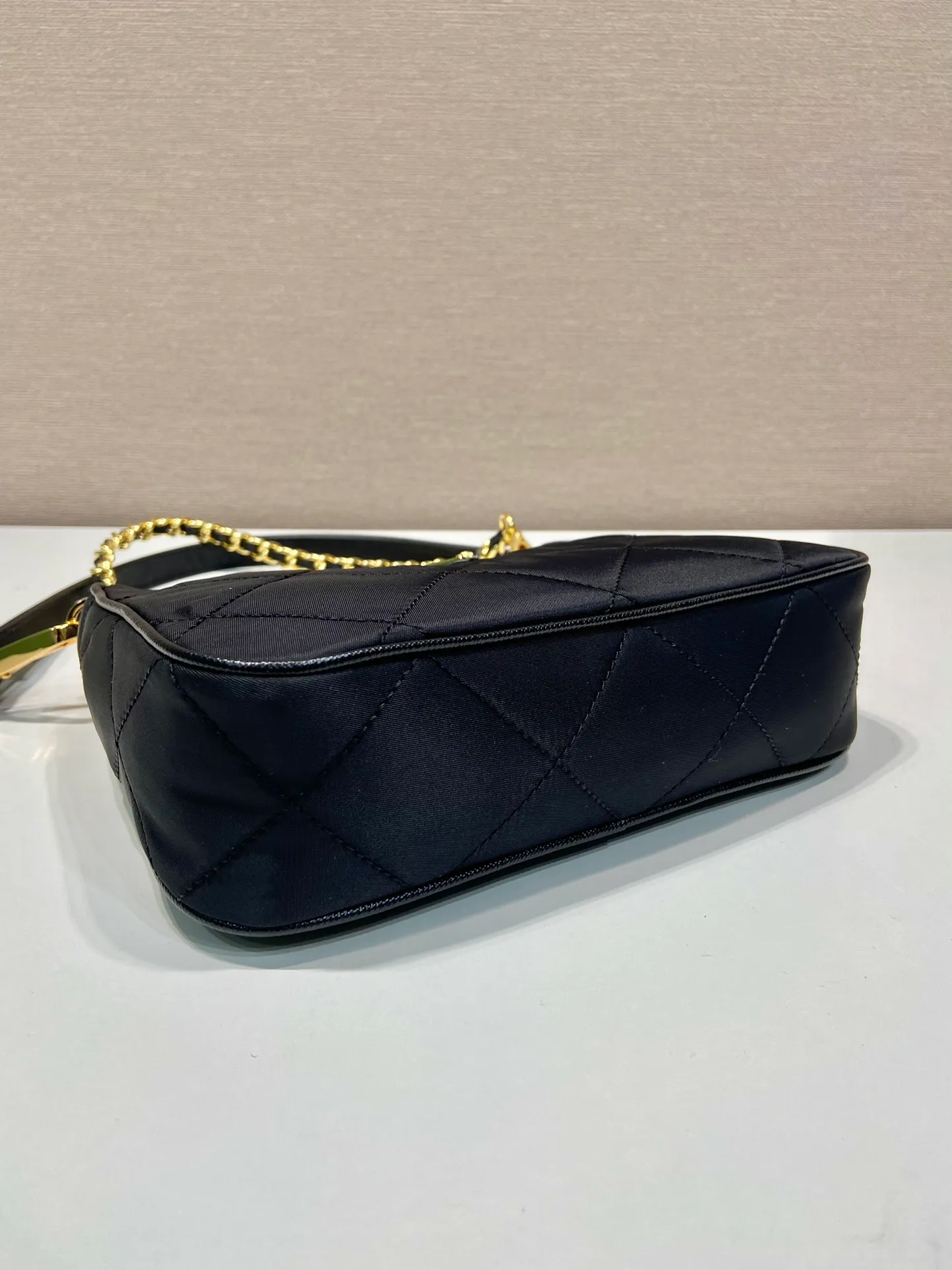 💰1000🎉Embroidered plaid Hobo🎉1BC204 handbag/underarm bag/crossbody bag This Hobo handbag/armpit bag/crossbody bag is very functional and can be used for three purposes in one bag. It is perfect🎉🎉 Made of imported nylon fabric/imported cross-grain cowhide, complex handmade rhombus stitching pattern, equipped with detachable iron, and the leather shoulder strap can be adjusted and switched at any time😘😘The upper body effect is beautiful, convenient and practical🎉🎉Hurry up and get it👏👏 Length 23x Height 16x Bottom 6.5cm🎉🎉🎉👏👏👏