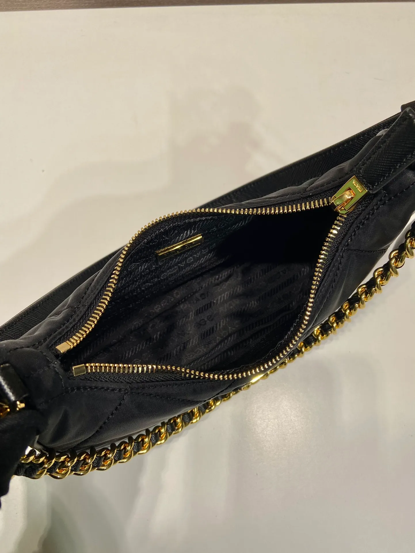 💰1000🎉Embroidered plaid Hobo🎉1BC204 handbag/underarm bag/crossbody bag This Hobo handbag/armpit bag/crossbody bag is very functional and can be used for three purposes in one bag. It is perfect🎉🎉 Made of imported nylon fabric/imported cross-grain cowhide, complex handmade rhombus stitching pattern, equipped with detachable iron, and the leather shoulder strap can be adjusted and switched at any time😘😘The upper body effect is beautiful, convenient and practical🎉🎉Hurry up and get it👏👏 Length 23x Height 16x Bottom 6.5cm🎉🎉🎉👏👏👏