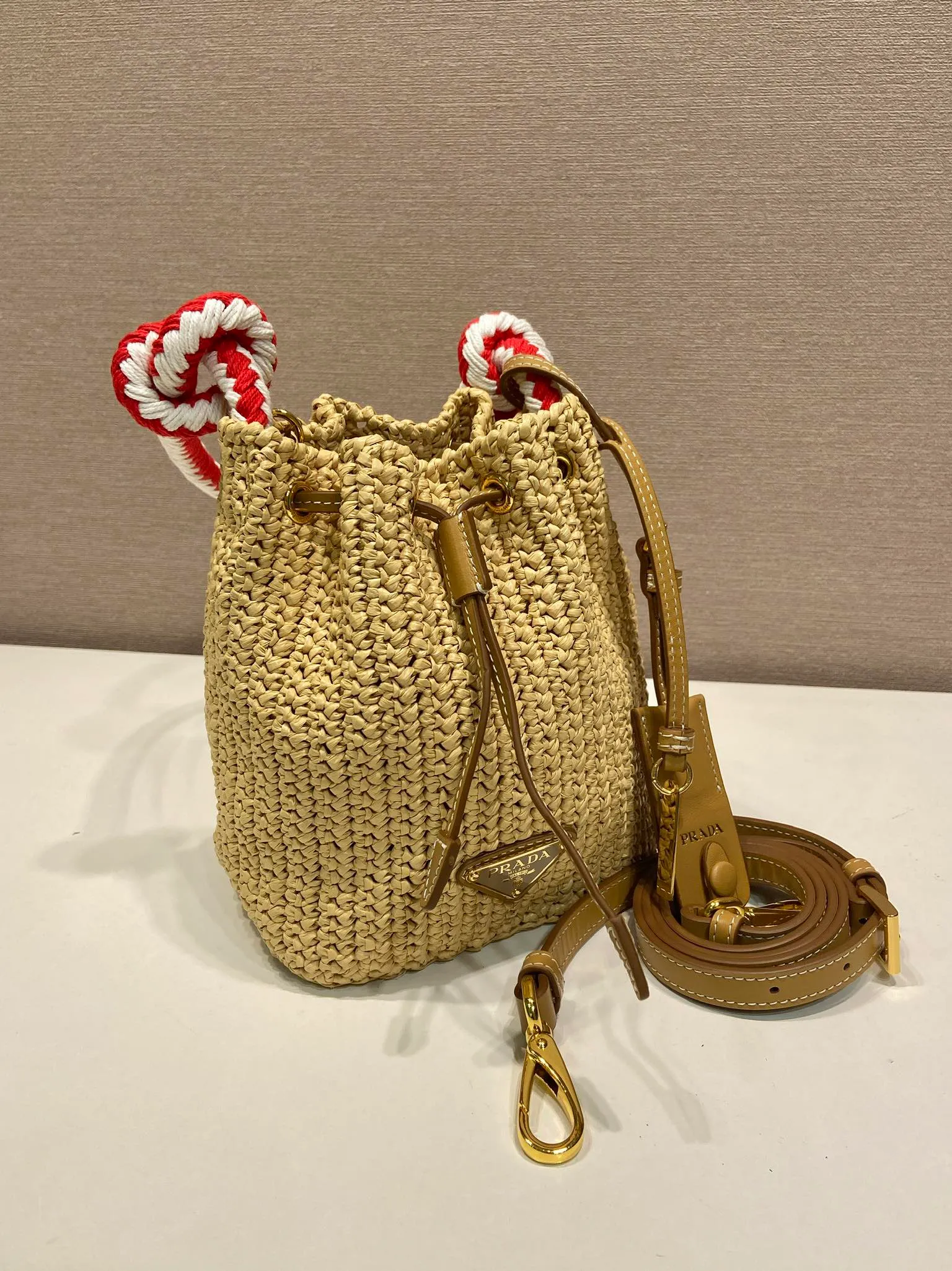 💰1360🎉New woven 🎉1BE068 bucket bag🎉🎉 This woven bucket bag is made of imported raffia material. Purely handwoven. Cotton rope carry handles. Detachable and adjustable leather shoulder strap. Detachable leather keychain, metal hardware accessories, drawstring closure, large capacity, it is a popular style that will never go out of style, hurry up and get it🎉🎉 Length 19.5x Height 15.5x Bottom 10cm🎉🎉🎉💰💰💰