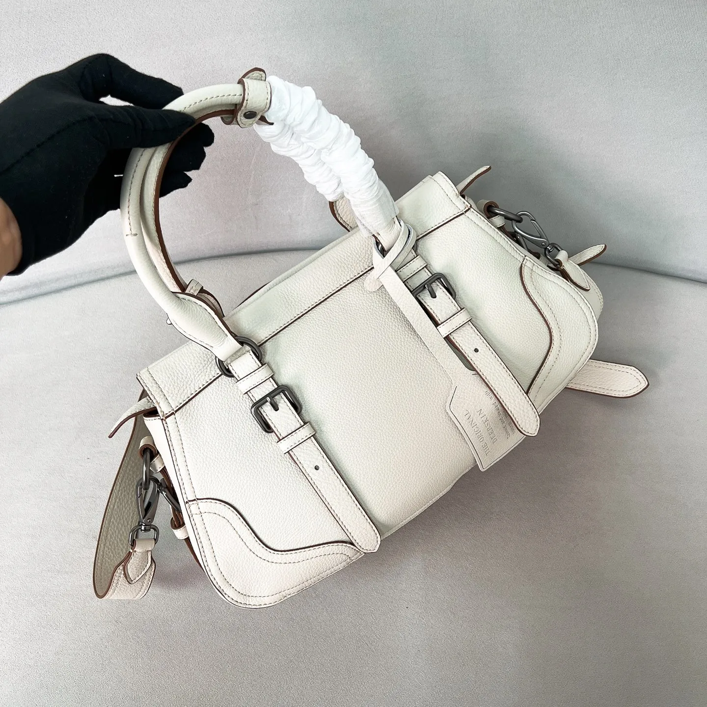 💰1900🌟New product launch🌟2025 autumn and winter new pebbled tote bag 1BG604 is carefully made of imported deerskin. Delicate irregular texture creates a luxurious texture. Reinforced corner design shows the spirit of craftsmanship. Full leather handle➕Detachable and adjustable shoulder strap. Embossed letter logo on the front. It is not only practical, lightweight but also good-looking. The spacious internal double compartment is simply awesome👏 The new favorite of fashionistas. The perfect details are comparable to brick cabinets. Super awesome 5🌟 Size: 35*22*11cm