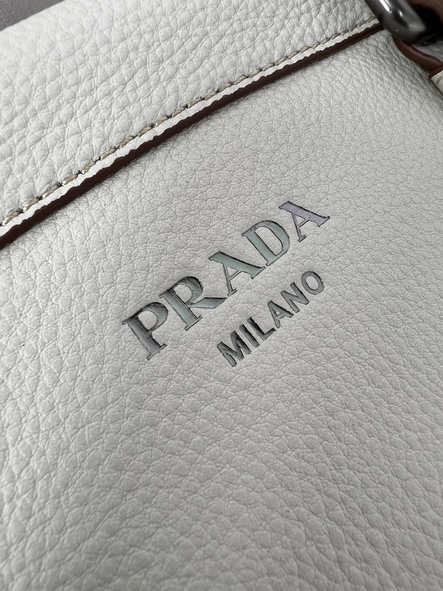 💰1900🌟New product launch🌟2025 autumn and winter new pebbled tote bag 1BG604 is carefully made of imported deerskin. Delicate irregular texture creates a luxurious texture. Reinforced corner design shows the spirit of craftsmanship. Full leather handle➕Detachable and adjustable shoulder strap. Embossed letter logo on the front. It is not only practical, lightweight but also good-looking. The spacious internal double compartment is simply awesome👏 The new favorite of fashionistas. The perfect details are comparable to brick cabinets. Super awesome 5🌟 Size: 35*22*11cm