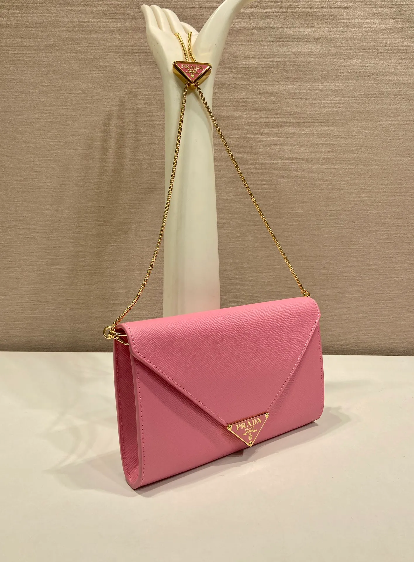 💰1120🎉Cross Pattern Envelope Bag🎉1Bp102 Clutch🎉🎉 The cross pattern cowhide texture highlights the elegant silhouette of this mini handbag and injects a modern flavor into it. Featuring a detachable chain shoulder strap and a nappa leather interior with card slots, this bag features a signature triangle logo on the magnetic closure for a timeless and instantly recognizable look. It can also be used as a handbag/shoulder bag/crossbody. It has many functions and can be exchanged for different occasions. Another hot item from internet celebrities🎉🎉 Length 20x height 11.5cm🎉🎉🎉👏👏👏