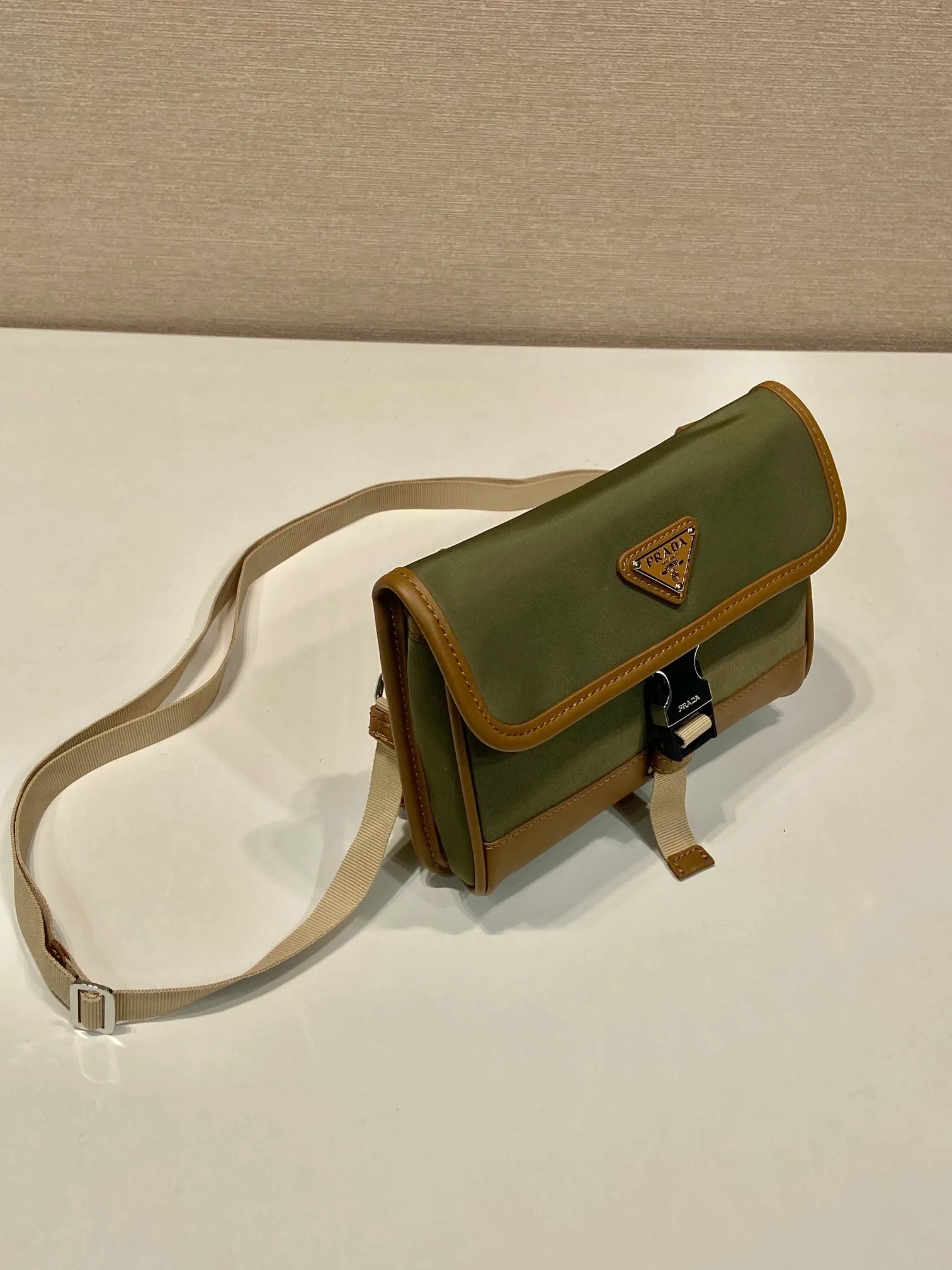 💰760🎉New mini messenger bag🎉2ZH108👏👏New color The mini messenger bag has a super unique shape. It is definitely worth buying for the current super popular small bag trend! And it has an inexplicable retro feel🙊I like the design of PRD so much. It’s fashionable😘 For fashionistas who have countless bags, I recommend this simple and elegant design , a triangular logo is enough to show off the stylish atmosphere of personality, easy to use in daily life, recommended for men and women👧🏻➕👨🏻, length 18x height 14x base 3cm👏👏👏💰💰💰