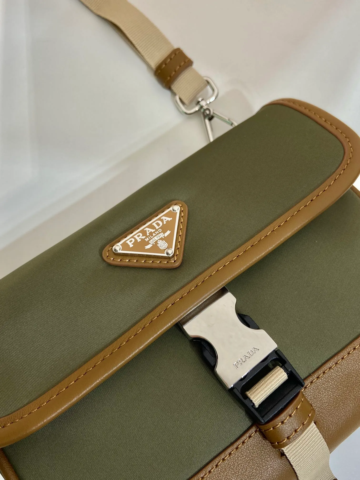 💰760🎉New mini messenger bag🎉2ZH108👏👏New color The mini messenger bag has a super unique shape. It is definitely worth buying for the current super popular small bag trend! And it has an inexplicable retro feel🙊I like the design of PRD so much. It’s fashionable😘 For fashionistas who have countless bags, I recommend this simple and elegant design , a triangular logo is enough to show off the stylish atmosphere of personality, easy to use in daily life, recommended for men and women👧🏻➕👨🏻, length 18x height 14x base 3cm👏👏👏💰💰💰