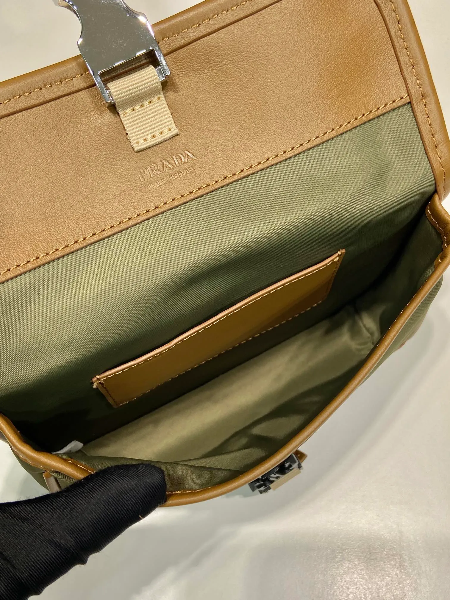 💰760🎉New mini messenger bag🎉2ZH108👏👏New color The mini messenger bag has a super unique shape. It is definitely worth buying for the current super popular small bag trend! And it has an inexplicable retro feel🙊I like the design of PRD so much. It’s fashionable😘 For fashionistas who have countless bags, I recommend this simple and elegant design , a triangular logo is enough to show off the stylish atmosphere of personality, easy to use in daily life, recommended for men and women👧🏻➕👨🏻, length 18x height 14x base 3cm👏👏👏💰💰💰