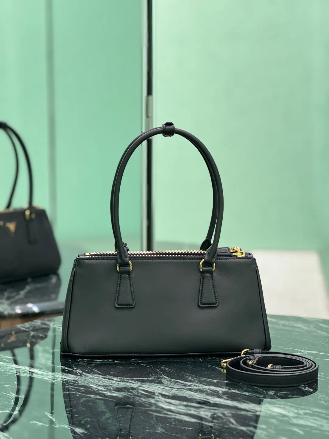 💰1760🌟Long handle killer bag Saffiano leather Double leather handles Removable adjustable leather shoulder strap Gold-plated hardware Removable leather key ring with metal engraved logo on triangular leather Side snap closure Two zippered outer pockets Three inner pockets, including one zippered pocket Soft sheepskin lining~ Dimensions: 30×14×11cm Model: 1BA457