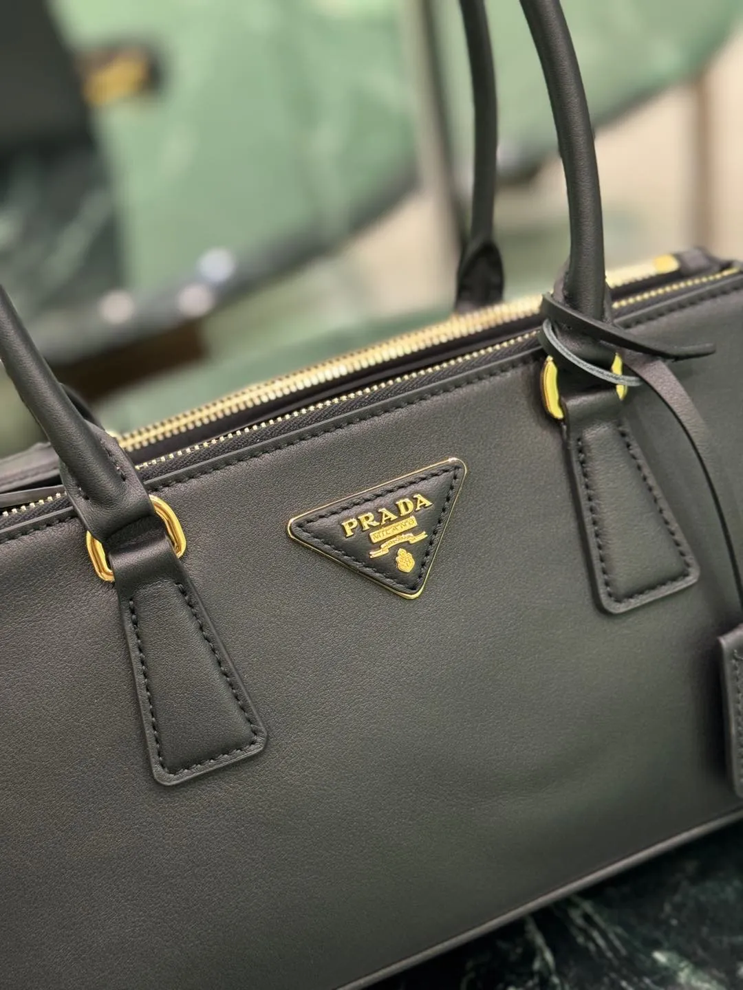 💰1760🌟Long handle killer bag Saffiano leather Double leather handles Removable adjustable leather shoulder strap Gold-plated hardware Removable leather key ring with metal engraved logo on triangular leather Side snap closure Two zippered outer pockets Three inner pockets, including one zippered pocket Soft sheepskin lining~ Dimensions: 30×14×11cm Model: 1BA457
