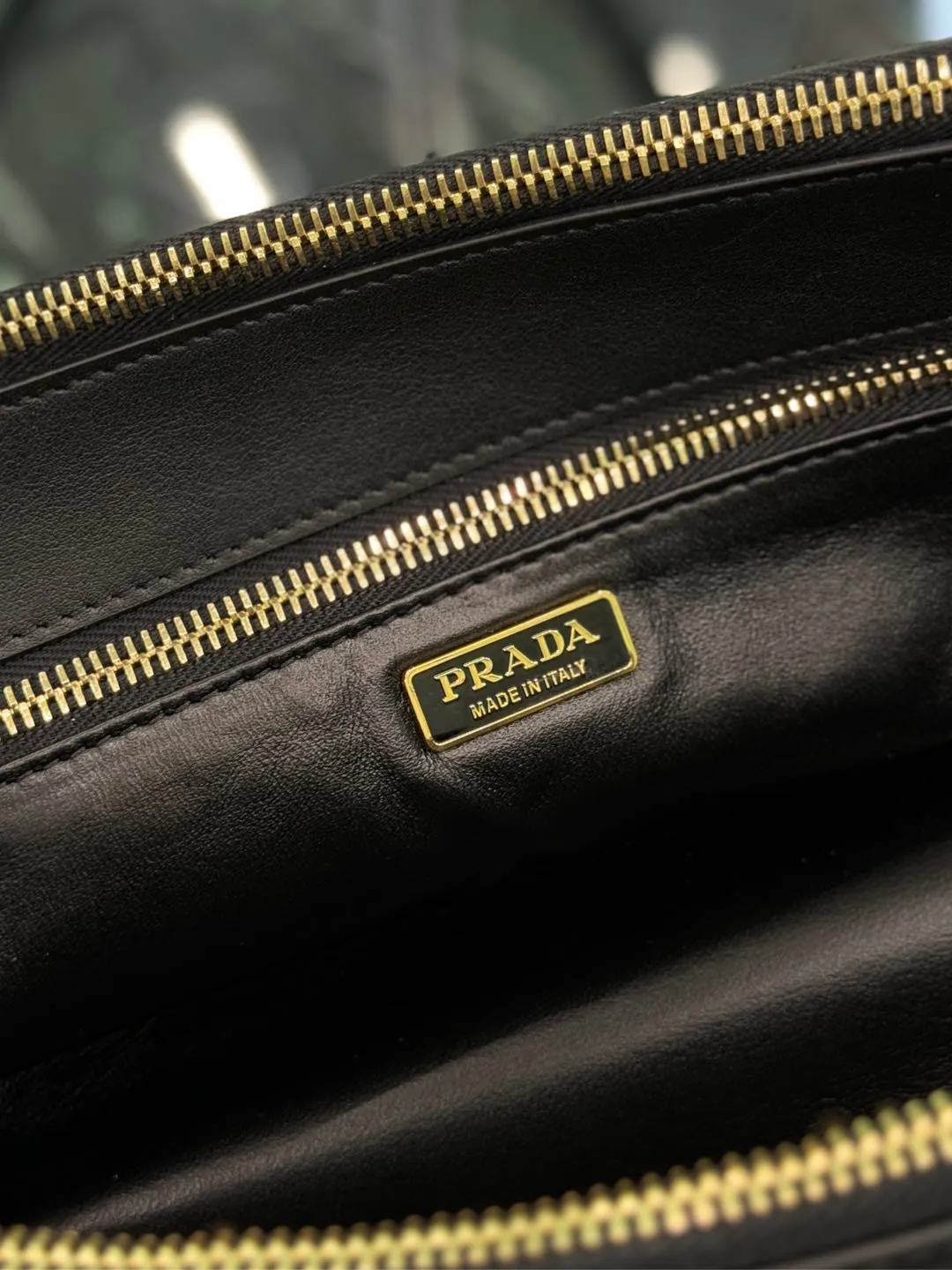 💰1760🌟Long handle killer bag Saffiano leather Double leather handles Removable adjustable leather shoulder strap Gold-plated hardware Removable leather key ring with metal engraved logo on triangular leather Side snap closure Two zippered outer pockets Three inner pockets, including one zippered pocket Soft sheepskin lining~ Dimensions: 30×14×11cm Model: 1BA457