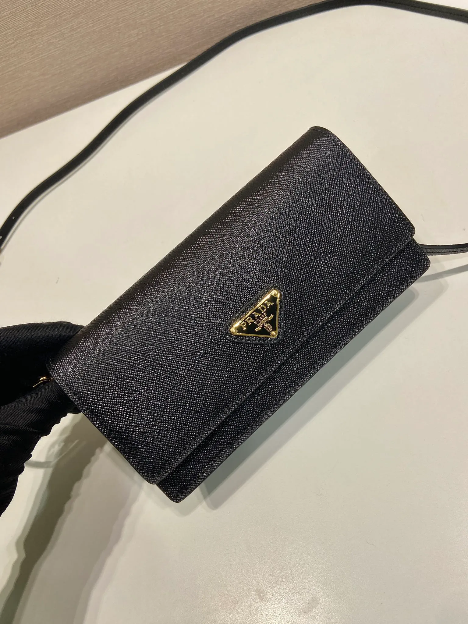 💰780🎉New mini handbag🎉1NF059 mobile phone bag🎉🎉 This mini handbag is made of Saffiano leather material, with simple and elegant geometric shape and charm, and flip-top magnetic buckle design. Detachable and adjustable leather shoulder strap with internal clip. Also doubles as a handbag/wallet. It has strong functionality and is a popular style that will never go out of style. Baby, hurry up and get it🎉🎉 Length 18x Height 9.5x Bottom 3cm🎉🎉🎉💰💰💰