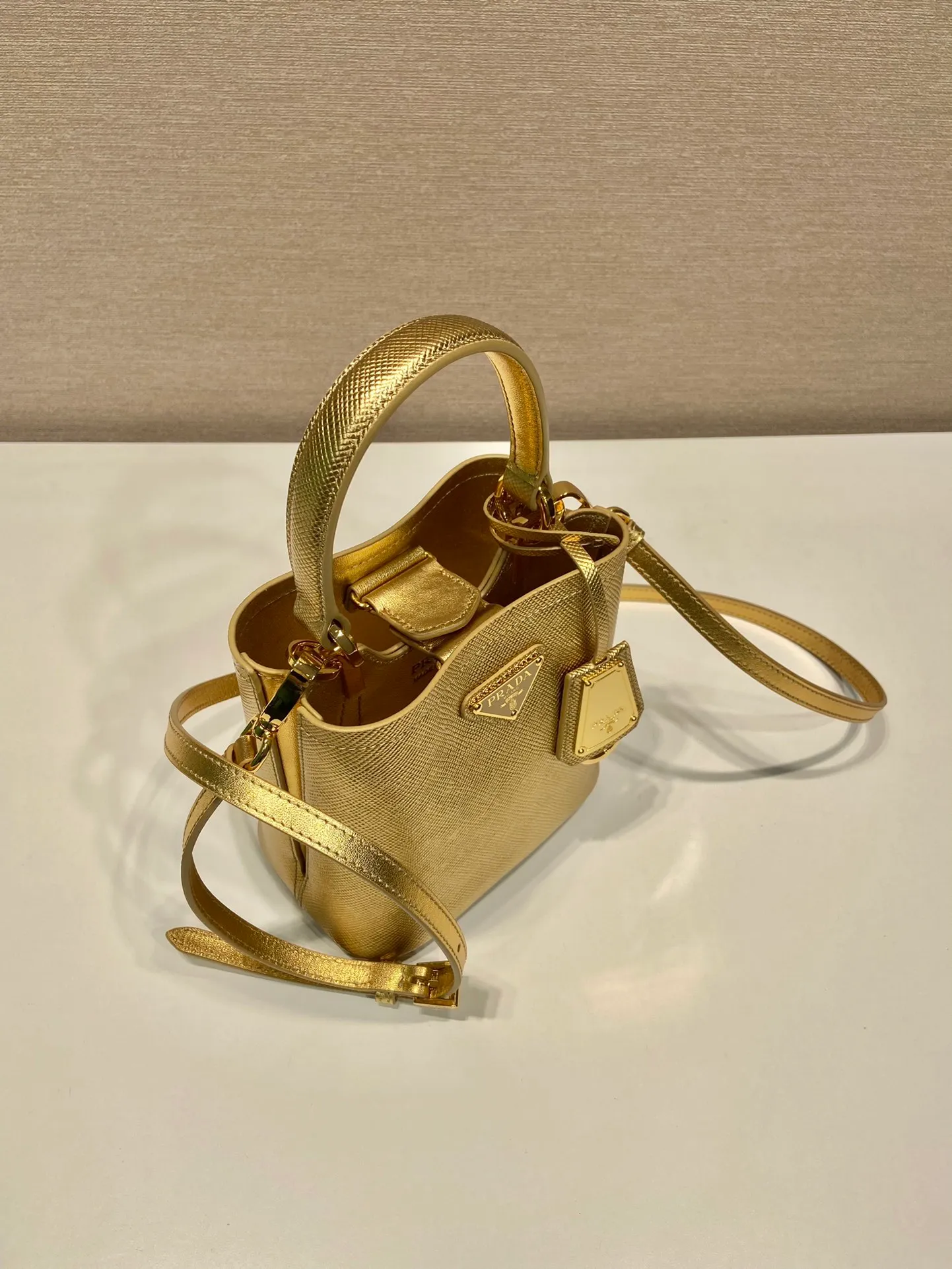 💰1700🎉New color bucket bag🎉1BA373 gold🎉🎉 This bucket bag handbag is made of Saffiano leather and has an elegant design. The detachable shoulder strap makes it easy to change the look as you like, metal hardware tag, magnetic buckle closure, and soft nappa leather lining. Large capacity space🎉🎉 length 15x height 16x bottom 9.5cm🎉🎉🎉🍊🍊🍊
