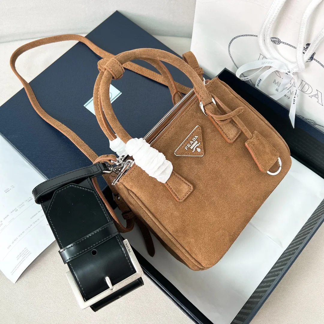 💰1560✨New product launch✨P's classic Galleria handbag - "Killer Bag" comes in Mini No. 1BA906 suede. People who know fashion love killer bags. The bag should look like a killer bag. Carefully crafted with imported suede. Minimalist and capable bag shape with triangular metal lettering logo. Double zipper design in the middle main bag with extra large capacity. Double handles and detachable shoulder straps make it It can be carried by hand or carried cross-body on the shoulder. It can be opened and closed with side snap buttons. The bag body changes to add elegance and elegance. It is small and exquisite, adding a playful and fashionable feel. Size 20*14.5*9.5 Coco Brown