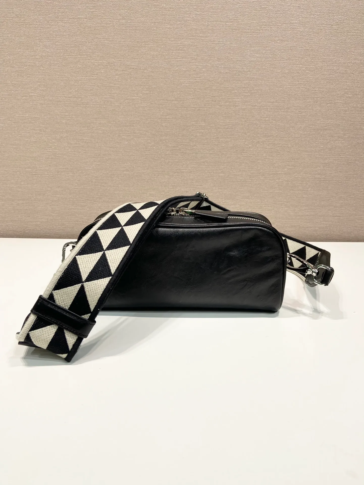 💰1640🎉New Boston🎉1BH198 catwalk style🎉🎉 This casual and classic handbag is made of soft sheepskin inside and out. The hand-made pleat effect is particularly fashionable. It is equipped with a detachable printed embroidered webbing. The body is equipped with a front pocket design and large capacity. It was also unveiled in the 2023 spring and summer series fashion show. The upper body effect must be eye-catching. Baby, hurry up and get it🎉🎉 Length 22x Height 10.5x Bottom 7cm