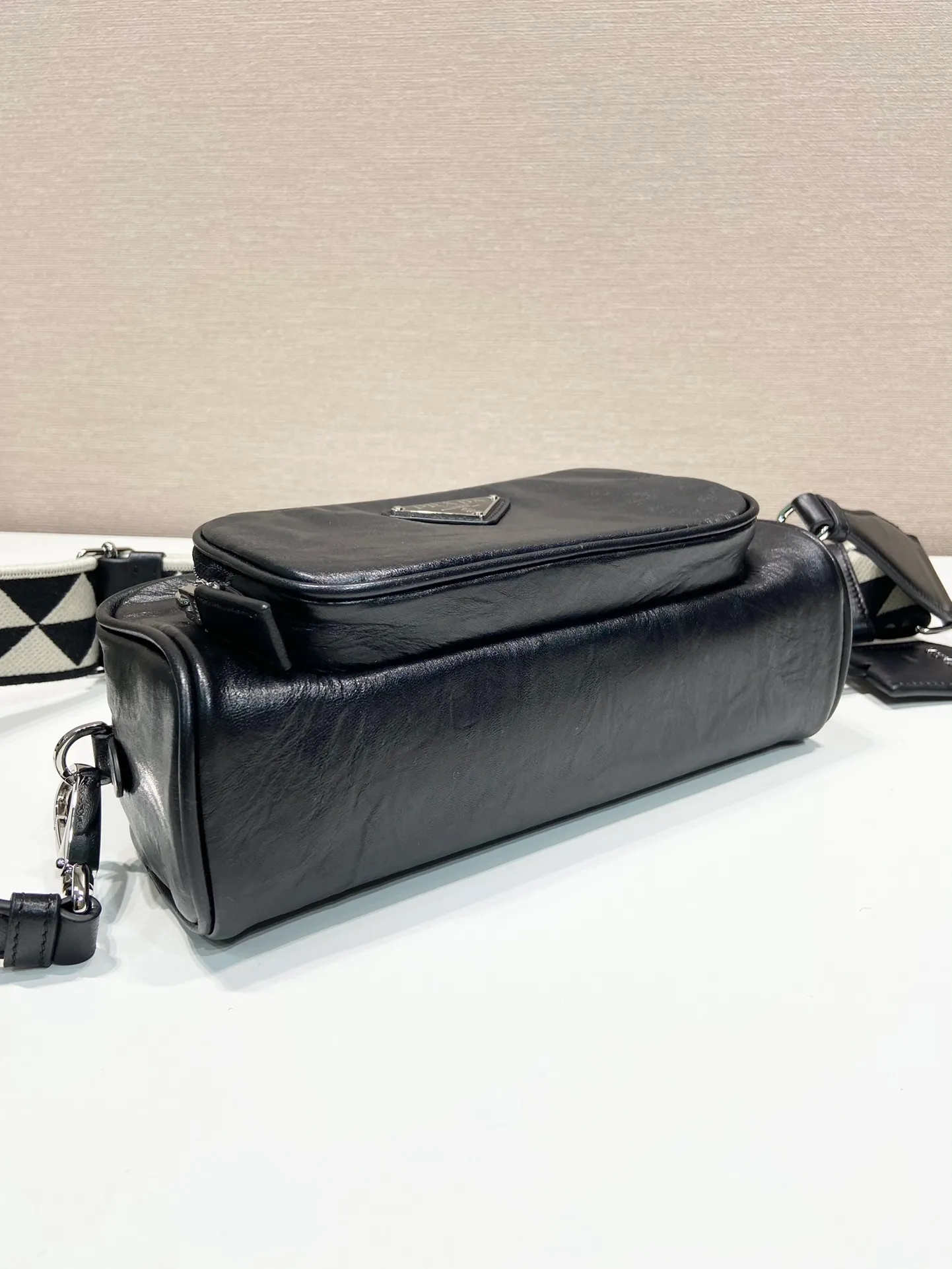 💰1640🎉New Boston🎉1BH198 catwalk style🎉🎉 This casual and classic handbag is made of soft sheepskin inside and out. The hand-made pleat effect is particularly fashionable. It is equipped with a detachable printed embroidered webbing. The body is equipped with a front pocket design and large capacity. It was also unveiled in the 2023 spring and summer series fashion show. The upper body effect must be eye-catching. Baby, hurry up and get it🎉🎉 Length 22x Height 10.5x Bottom 7cm