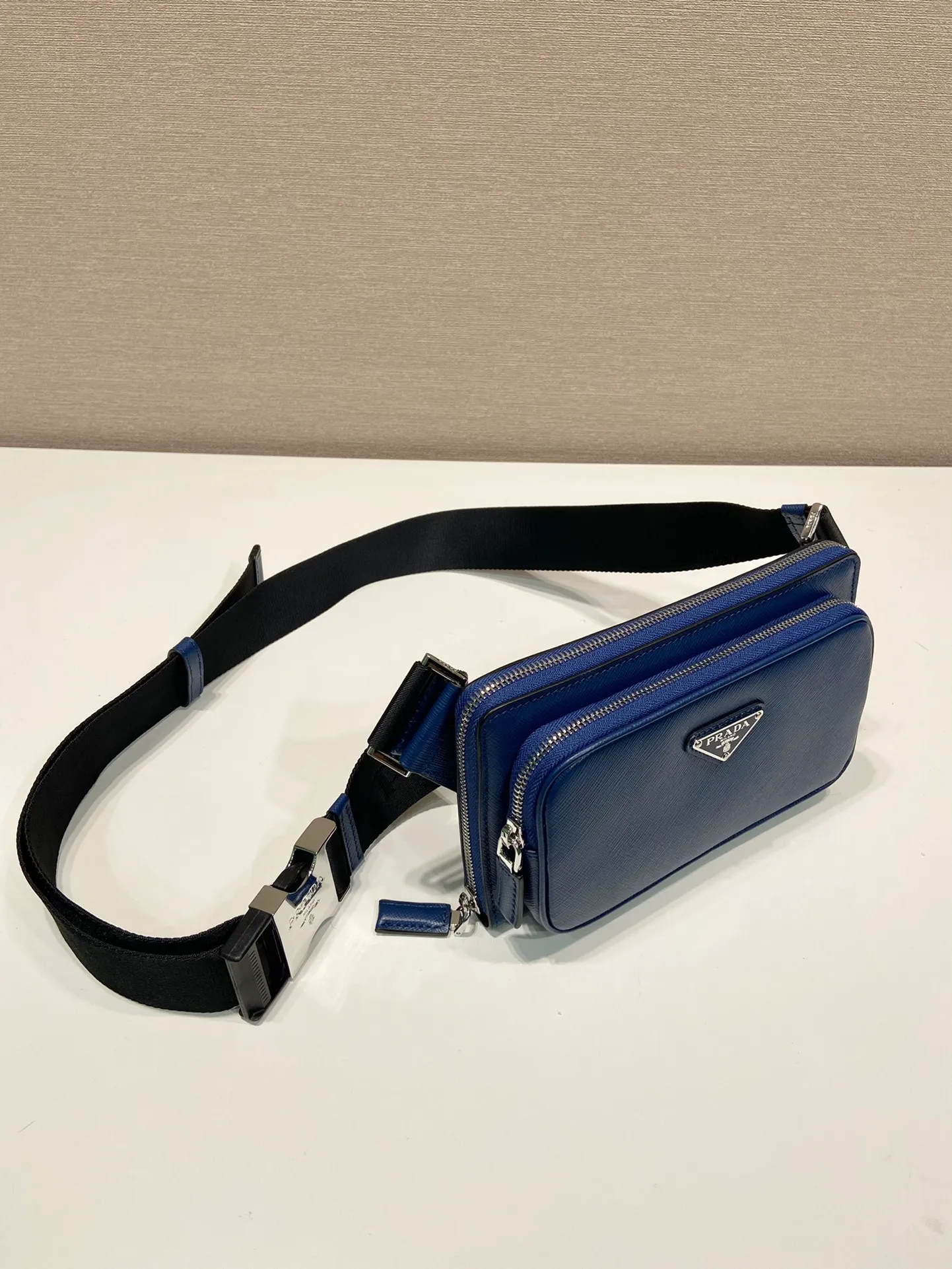 💰1320🎉New waist bag🎉2VH156🎉 This simple and versatile waist bag/chest bag adopts imported cross pattern, showing modern charm with technological details. Regenerated nylon adjustable shoulder strap with top-grade metal buckle and external zippered pocket, small back pocket and internal card slots. Very functional and the upper body effect is very cool. Another popular style that never goes out of style🎉🎉 Length 21x Height 13x Bottom 2.5cm
