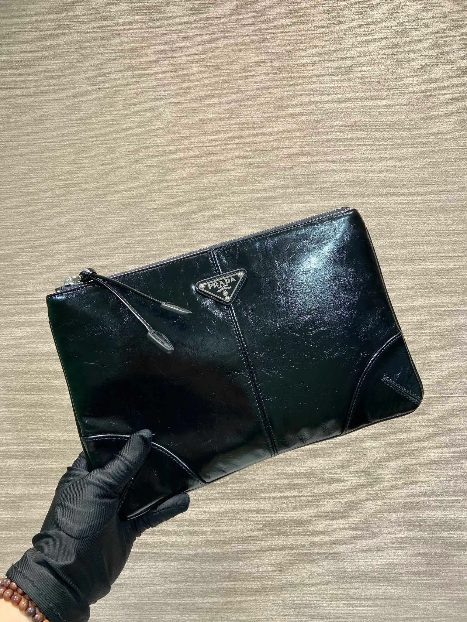 💰760🎉Oiled wax leather handbag🎉2NH006A oiled waxed handbag, original item👍👍Made of imported waxed leather material, bag zipper opening and closing, polished stainless steel metal hardware, internal logo, external triangle logo, both practical and chic design style, looking extremely fashionable and grand👏👏 Length 28x Height 18cm👏👏👏💰💰💰