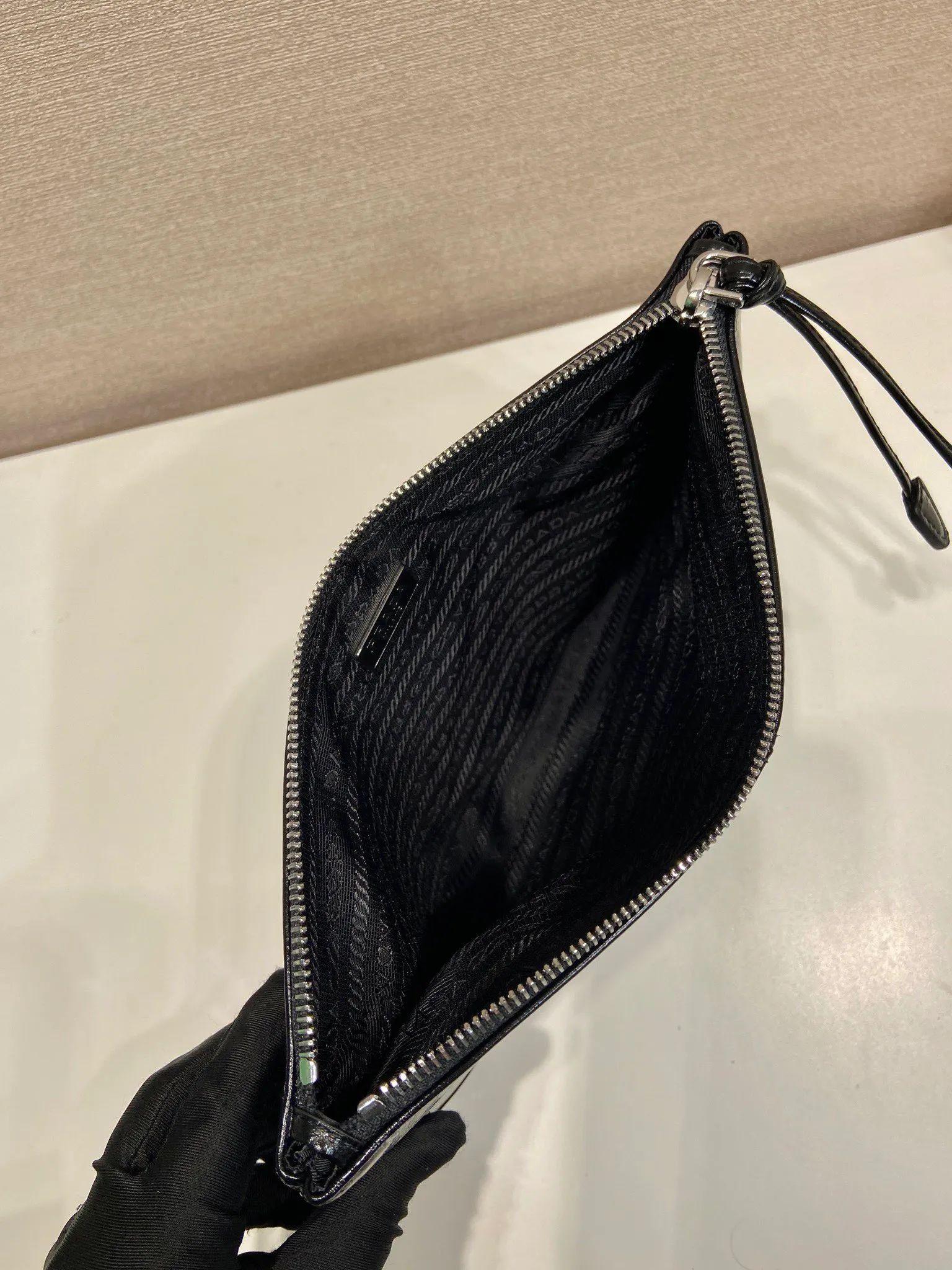 💰760🎉Oiled wax leather handbag🎉2NH006A oiled waxed handbag, original item👍👍Made of imported waxed leather material, bag zipper opening and closing, polished stainless steel metal hardware, internal logo, external triangle logo, both practical and chic design style, looking extremely fashionable and grand👏👏 Length 28x Height 18cm👏👏👏💰💰💰