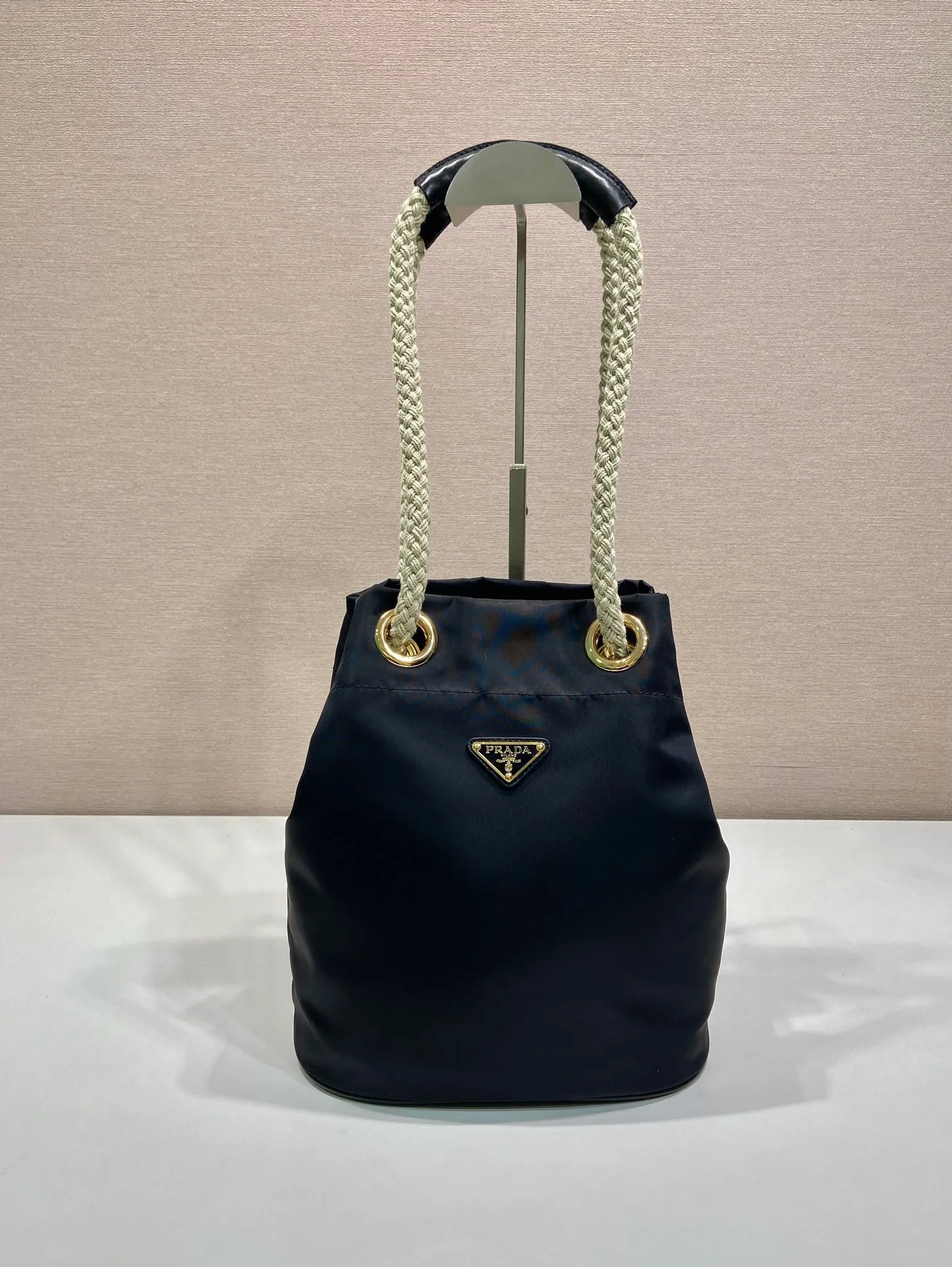💰1120🎉New Bucket Bag🎉1BE082 Catwalk Style🎉🎉 This Re-Nylon handbag is designed with nylon fabric and calfskin. Unique combinations add a charming touch. The sliding rope handle highlights the versatility of this bag, making it easy to carry by hand or shoulder/crossbody, and features top-quality hardware. It has a large capacity and is very casual and fashionable. It is also a popular style that will never go out of style. Baby, hurry up and get it🎉🎉 Length 23.5x Height 28x Bottom 16.5cm🎉🎉