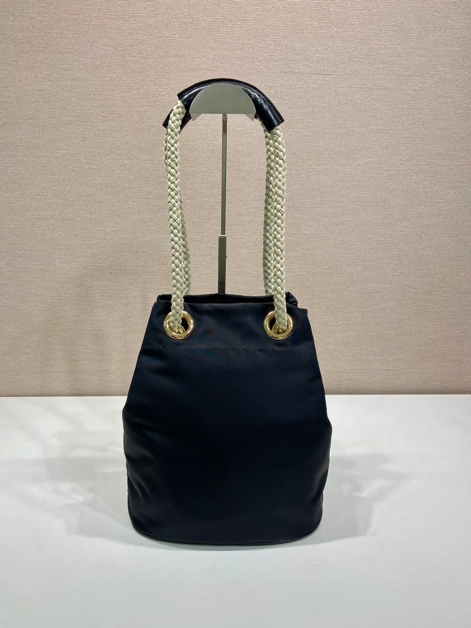 💰1120🎉New Bucket Bag🎉1BE082 Catwalk Style🎉🎉 This Re-Nylon handbag is designed with nylon fabric and calfskin. Unique combinations add a charming touch. The sliding rope handle highlights the versatility of this bag, making it easy to carry by hand or shoulder/crossbody, and features top-quality hardware. It has a large capacity and is very casual and fashionable. It is also a popular style that will never go out of style. Baby, hurry up and get it🎉🎉 Length 23.5x Height 28x Bottom 16.5cm🎉🎉