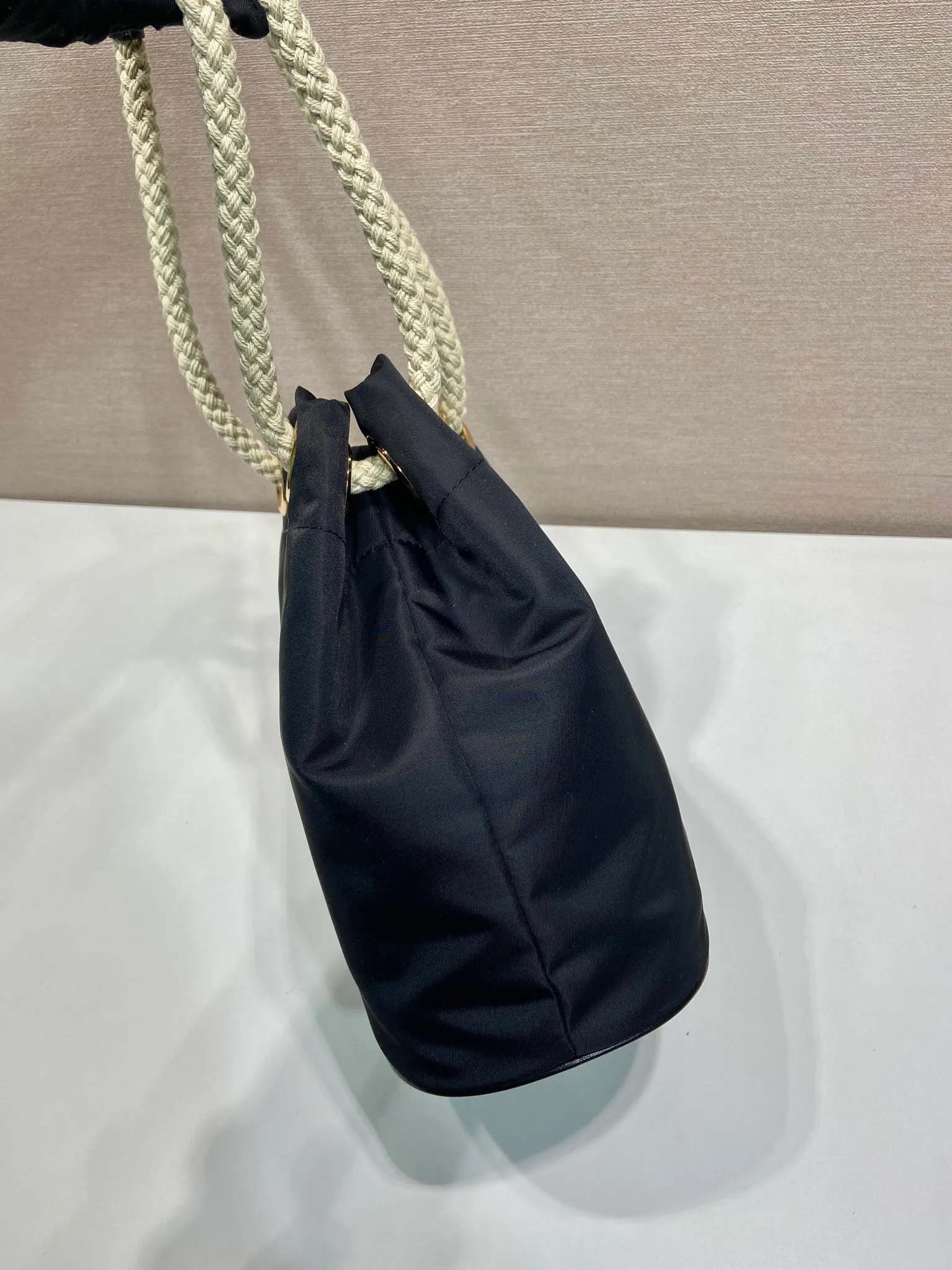 💰1120🎉New Bucket Bag🎉1BE082 Catwalk Style🎉🎉 This Re-Nylon handbag is designed with nylon fabric and calfskin. Unique combinations add a charming touch. The sliding rope handle highlights the versatility of this bag, making it easy to carry by hand or shoulder/crossbody, and features top-quality hardware. It has a large capacity and is very casual and fashionable. It is also a popular style that will never go out of style. Baby, hurry up and get it🎉🎉 Length 23.5x Height 28x Bottom 16.5cm🎉🎉