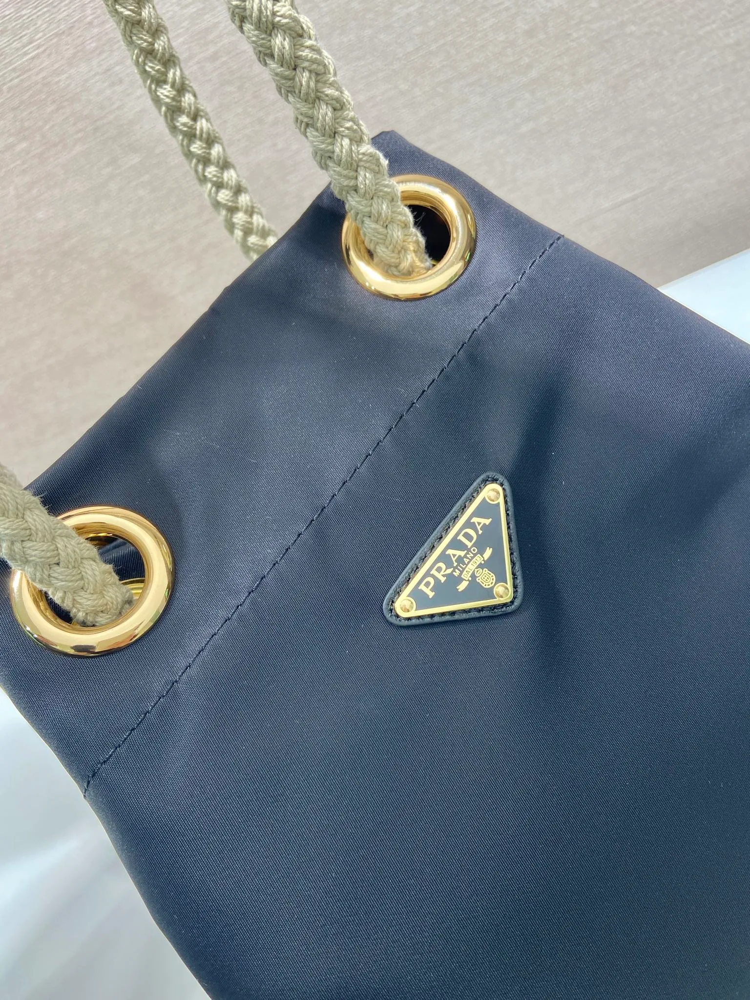 💰1120🎉New Bucket Bag🎉1BE082 Catwalk Style🎉🎉 This Re-Nylon handbag is designed with nylon fabric and calfskin. Unique combinations add a charming touch. The sliding rope handle highlights the versatility of this bag, making it easy to carry by hand or shoulder/crossbody, and features top-quality hardware. It has a large capacity and is very casual and fashionable. It is also a popular style that will never go out of style. Baby, hurry up and get it🎉🎉 Length 23.5x Height 28x Bottom 16.5cm🎉🎉