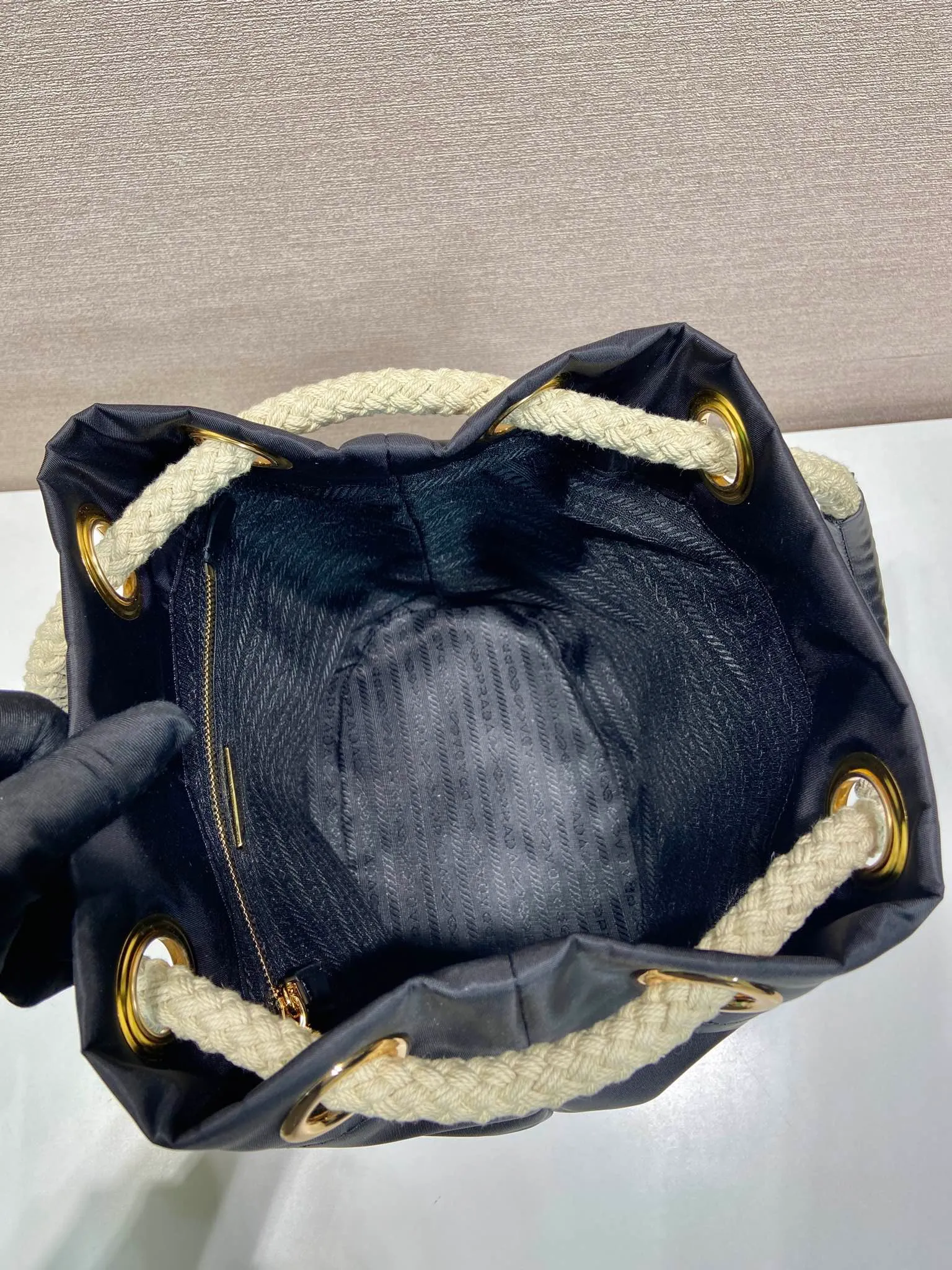 💰1120🎉New Bucket Bag🎉1BE082 Catwalk Style🎉🎉 This Re-Nylon handbag is designed with nylon fabric and calfskin. Unique combinations add a charming touch. The sliding rope handle highlights the versatility of this bag, making it easy to carry by hand or shoulder/crossbody, and features top-quality hardware. It has a large capacity and is very casual and fashionable. It is also a popular style that will never go out of style. Baby, hurry up and get it🎉🎉 Length 23.5x Height 28x Bottom 16.5cm🎉🎉