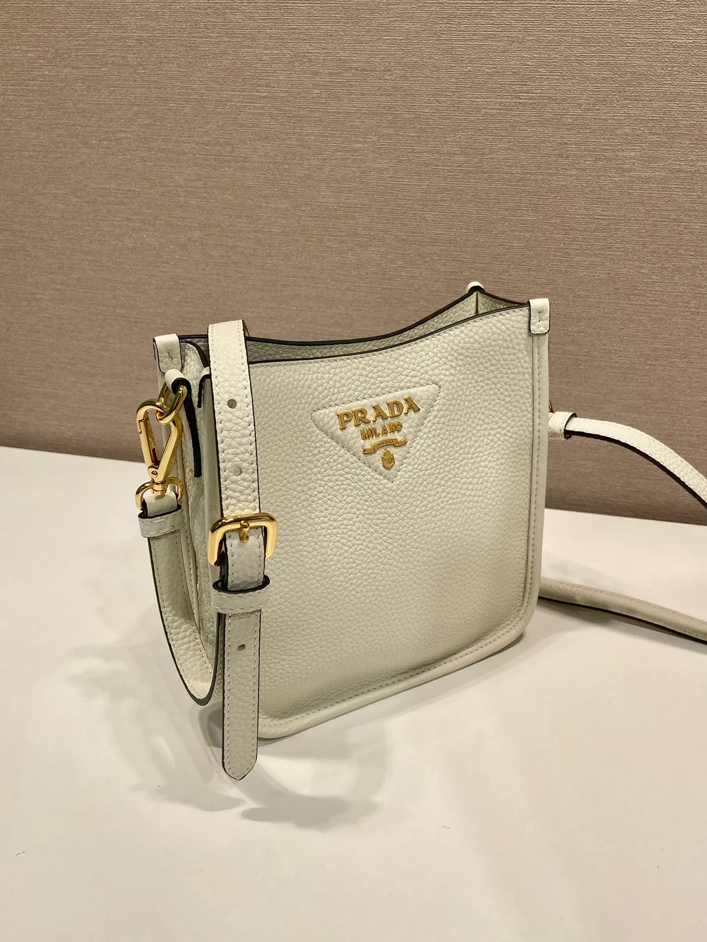 💰1560👏New style double shoulder bag👏1BH191-1/tote bag This leather mini shoulder bag has a simple design. A metallic triangle logo on the front adds signature tone. Equipped with detachable logo-printed webbing and leather shoulder straps, it can be exchanged at any time for different outfits and occasions😘😘to highlight its modern style. High fashion is the main fashion for daily matching. Hurry up and get it, it’s so beautiful👏👏 Length 19x height 20x base 6cm👏👏👏😘😘😘