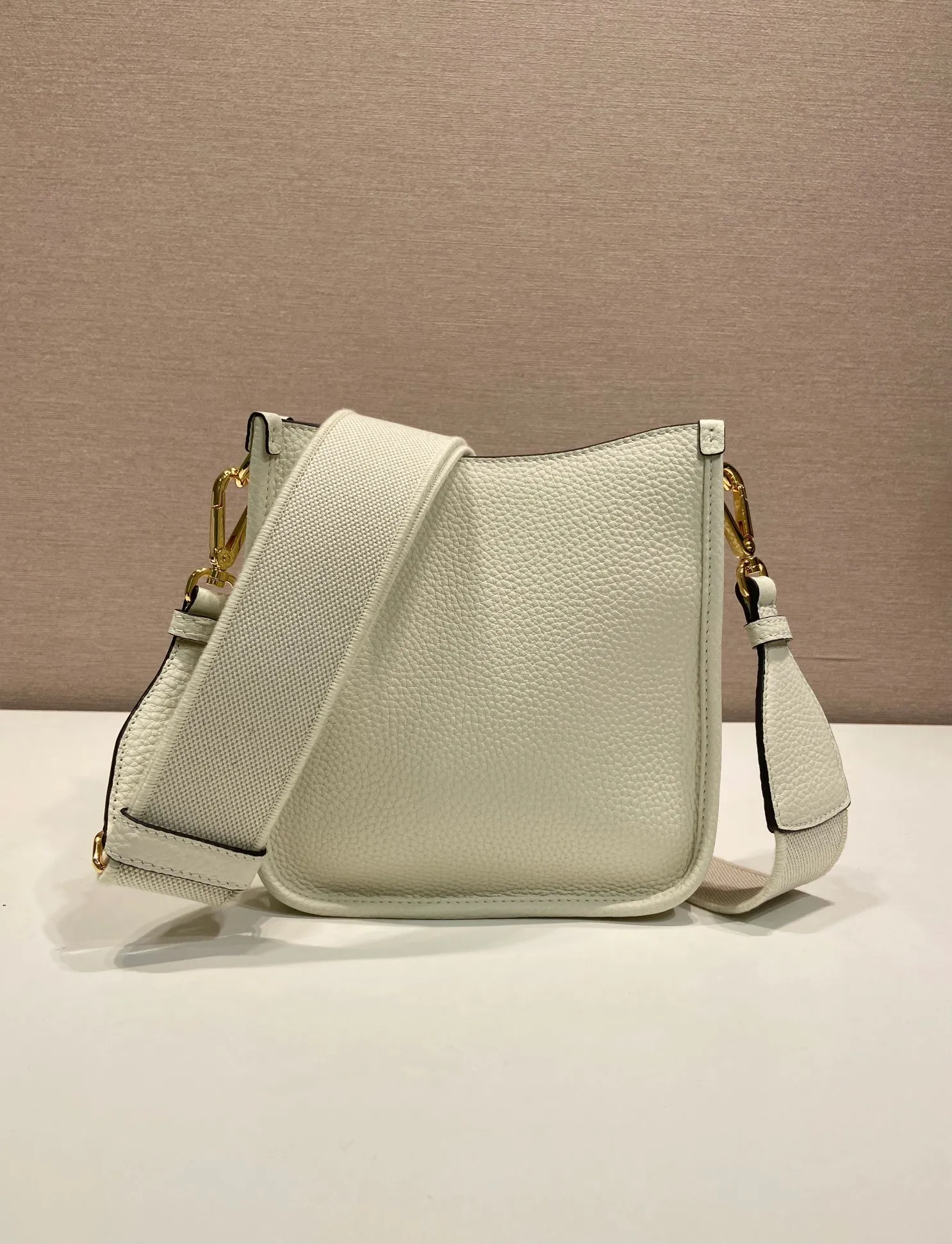💰1560👏New style double shoulder bag👏1BH191-1/tote bag This leather mini shoulder bag has a simple design. A metallic triangle logo on the front adds signature tone. Equipped with detachable logo-printed webbing and leather shoulder straps, it can be exchanged at any time for different outfits and occasions😘😘to highlight its modern style. High fashion is the main fashion for daily matching. Hurry up and get it, it’s so beautiful👏👏 Length 19x height 20x base 6cm👏👏👏😘😘😘