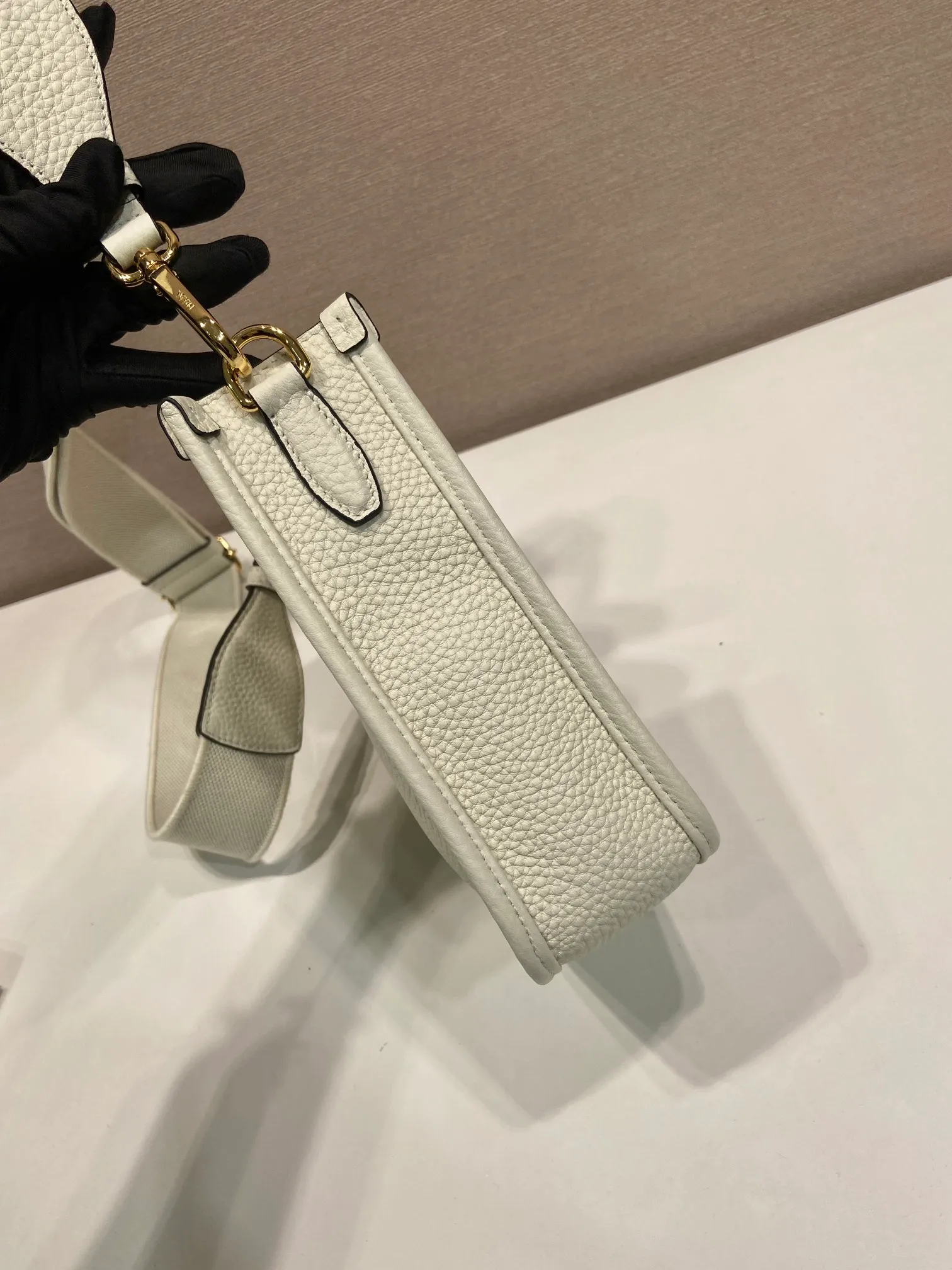 💰1560👏New style double shoulder bag👏1BH191-1/tote bag This leather mini shoulder bag has a simple design. A metallic triangle logo on the front adds signature tone. Equipped with detachable logo-printed webbing and leather shoulder straps, it can be exchanged at any time for different outfits and occasions😘😘to highlight its modern style. High fashion is the main fashion for daily matching. Hurry up and get it, it’s so beautiful👏👏 Length 19x height 20x base 6cm👏👏👏😘😘😘