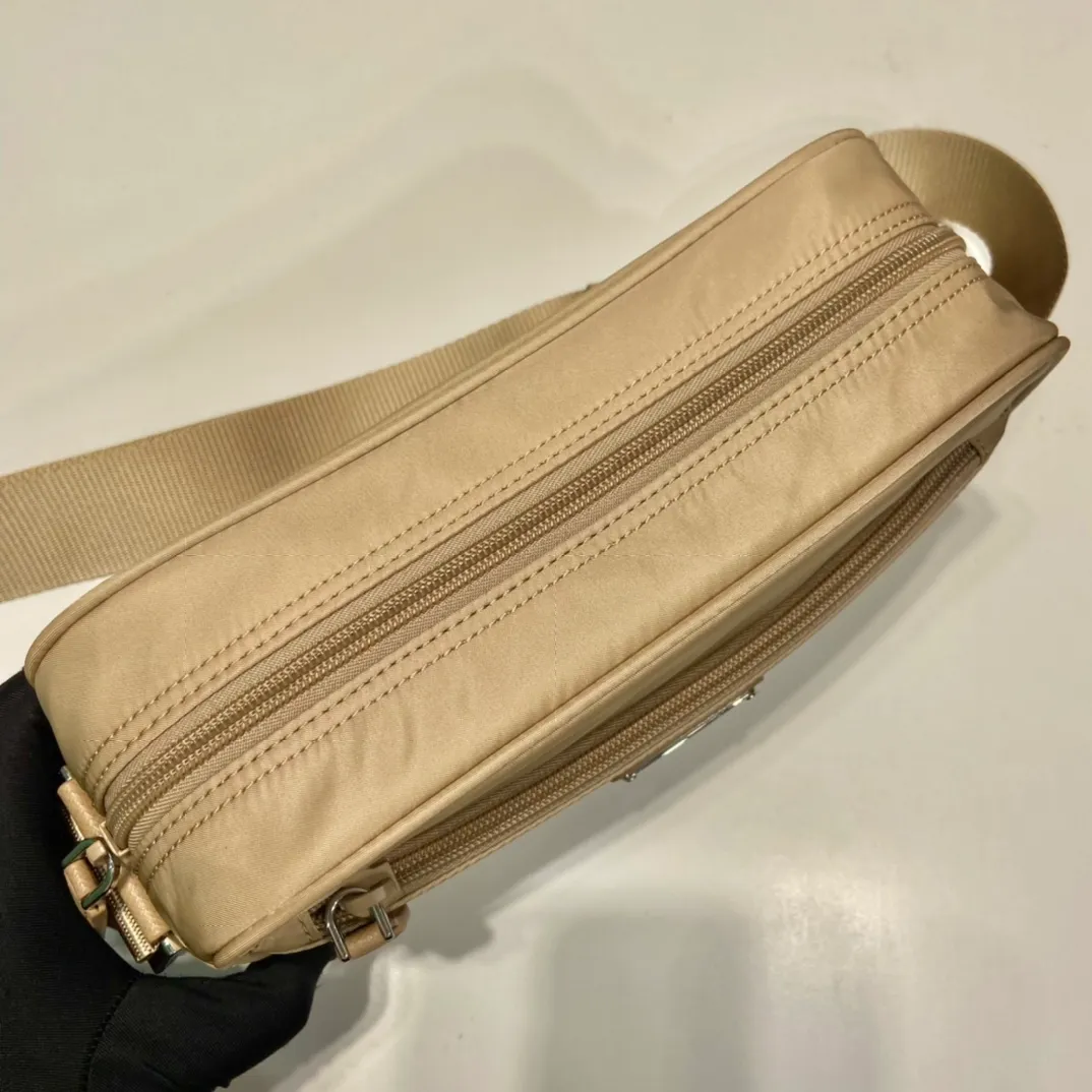 💰1020🎉New three-in-one🎉1BC167🎉🎉 This rectangular shoulder bag has a compact design and presents a distinctive street wear style. Functionality meets simple lines. My favorite is the detachable small bag on the shoulder strap🎉🎉, simple and elegant, suitable for both men and women👏Hurry up and get it🎉🎉 Length 23x Height 15x Bottom 7cm🎉🎉🎉👏👏👏