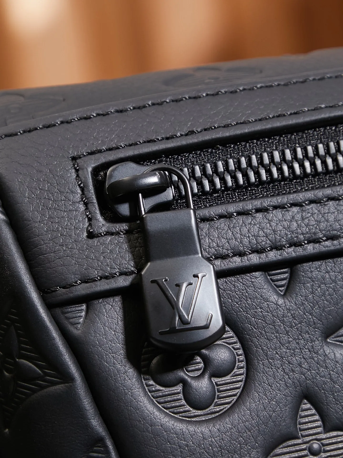P¥1040👉nfc163C01 dynamic chip version👈【Top inspection-free pure steel hardware】M25121 Voyager messenger bag 33 x 22.5 x 11 (length x height x width) Work details: for reference