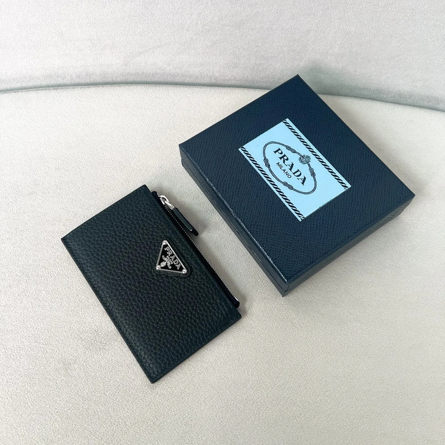 💰480✨New product launch✨New women's card holder 2MC086 uses imported Saffiano cross pattern. Simple design and distinctive style. Exquisite and fashionable, convenient and practical. Triangle logo is perfectly integrated into the bag body. Five card slots. Perfect details comparable to brick cabinet Super 5🌟 Size: 13*8cm Black