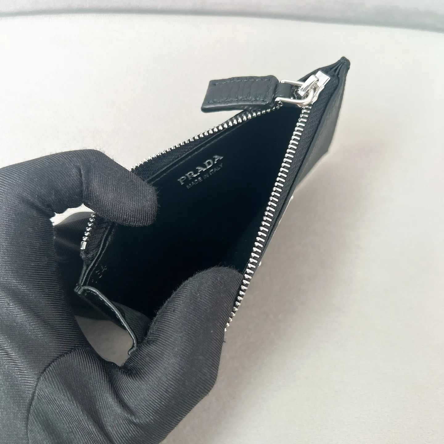 💰480✨New product launch✨New women's card holder 2MC086 uses imported Saffiano cross pattern. Simple design and distinctive style. Exquisite and fashionable, convenient and practical. Triangle logo is perfectly integrated into the bag body. Five card slots. Perfect details comparable to brick cabinet Super 5🌟 Size: 13*8cm Black