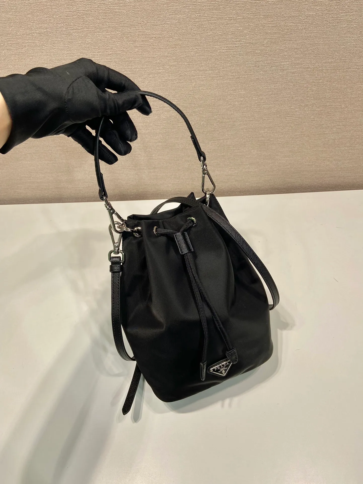 💰720, second-hand bucket bag🎉1BA038B🎉It’s so exquisite😍 This second-hand bucket bag is made of imported nylon material, with one short and one long cowhide shoulder strap, which makes it more refined and smart😋, with large capacity space. Mobile phone📱🚗🔑💄Everyday wear is no problem👌If you like babies, hurry up and get it🎉🎉 Length 17x height 23x bottom 11cm👏👏