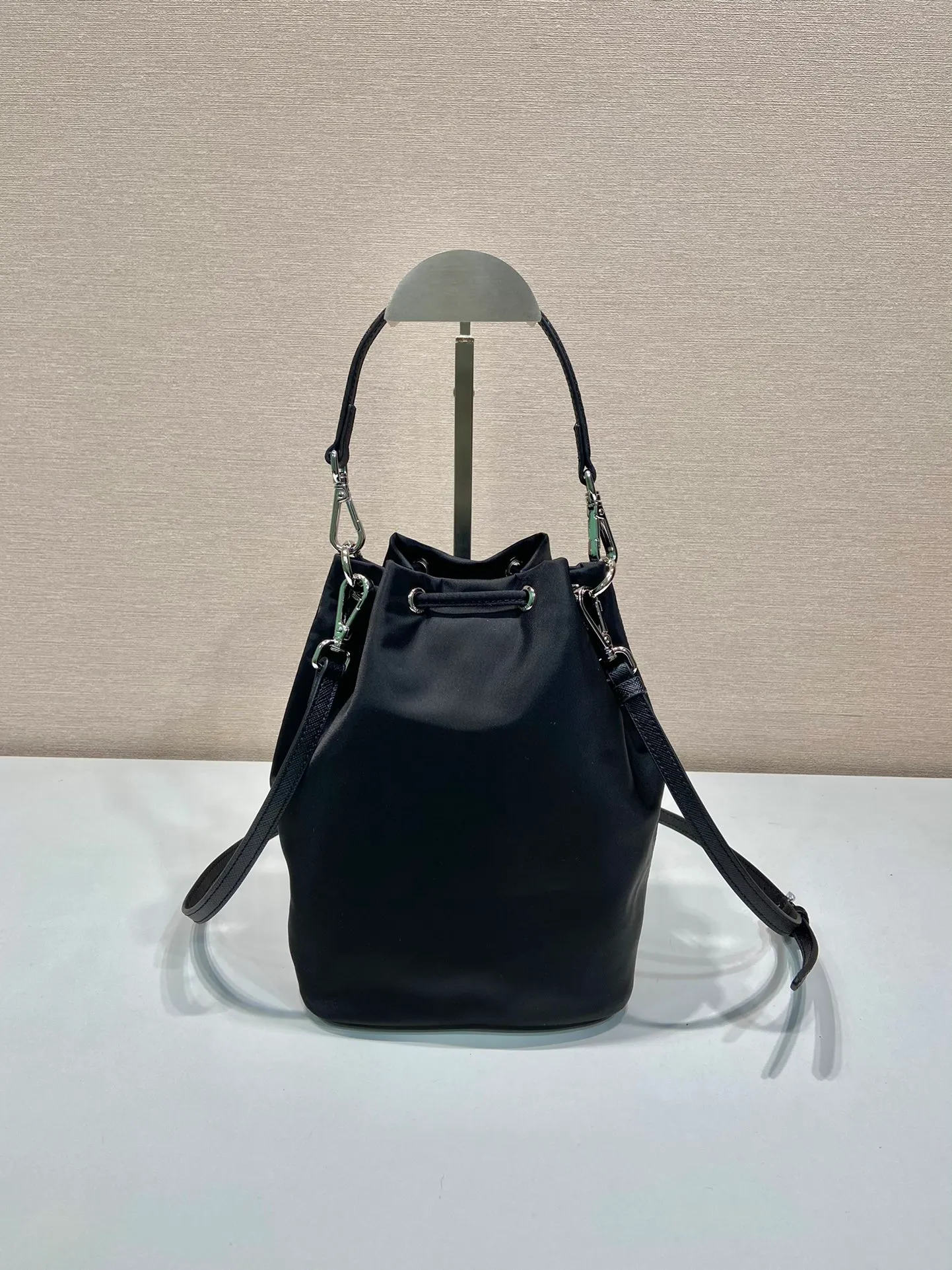 💰720, second-hand bucket bag🎉1BA038B🎉It’s so exquisite😍 This second-hand bucket bag is made of imported nylon material, with one short and one long cowhide shoulder strap, which makes it more refined and smart😋, with large capacity space. Mobile phone📱🚗🔑💄Everyday wear is no problem👌If you like babies, hurry up and get it🎉🎉 Length 17x height 23x bottom 11cm👏👏