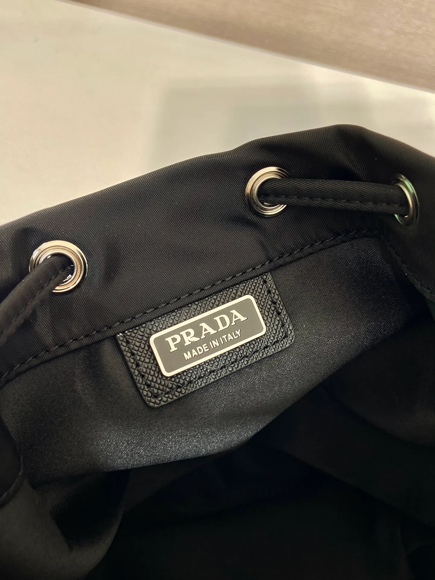 💰720, second-hand bucket bag🎉1BA038B🎉It’s so exquisite😍 This second-hand bucket bag is made of imported nylon material, with one short and one long cowhide shoulder strap, which makes it more refined and smart😋, with large capacity space. Mobile phone📱🚗🔑💄Everyday wear is no problem👌If you like babies, hurry up and get it🎉🎉 Length 17x height 23x bottom 11cm👏👏