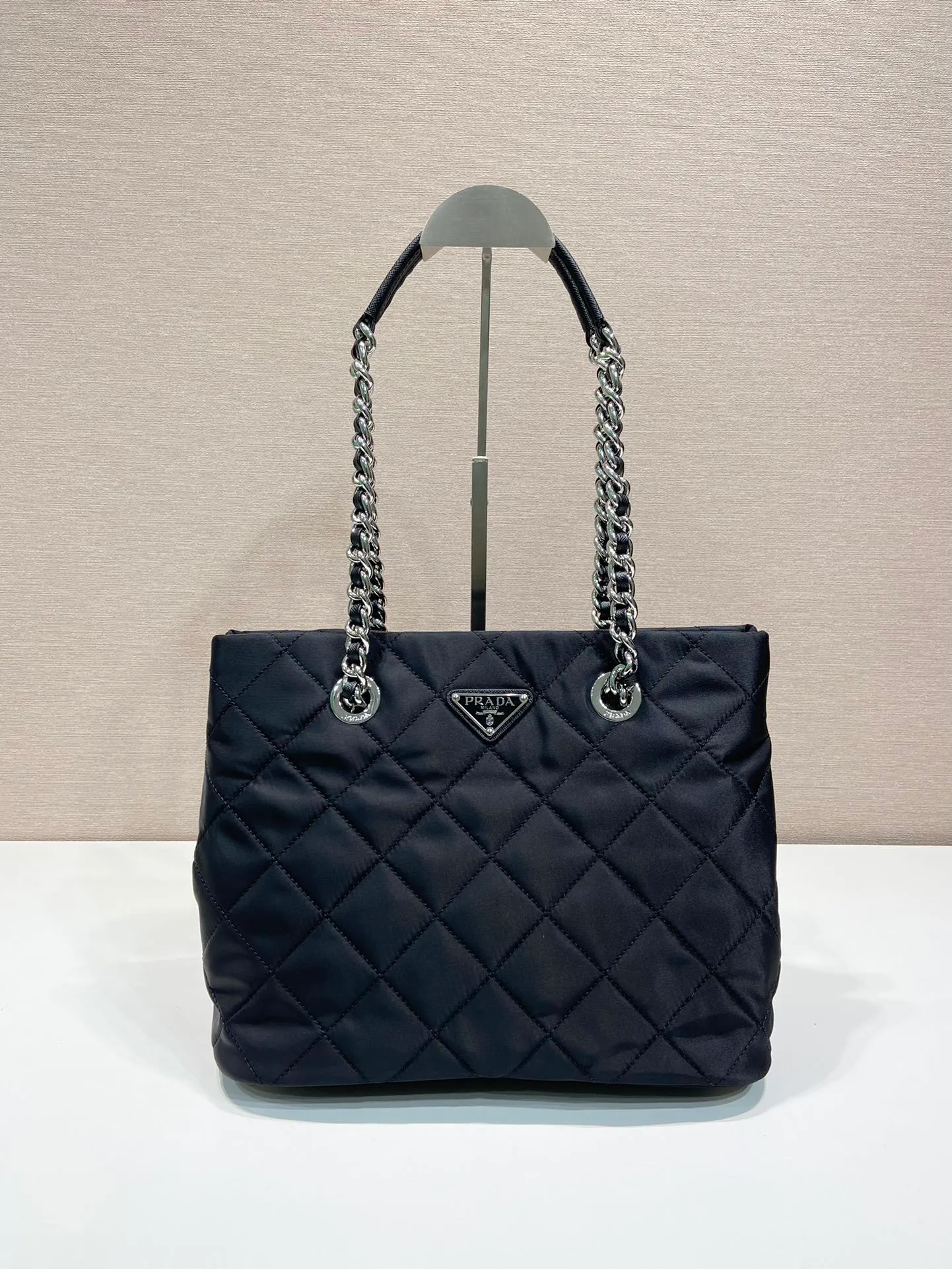 💰1420🎉Second-hand shopping bag🎉1BD650🎉 This second-hand shopping bag is made of imported nylon fabric and white hardware. Designed with complex hand-stitched patterns, it can be carried on the shoulder/handheld/cross-body. It is very functional and the upper body effect is really handsome. Another popular style that will never go out of style🎉🎉 Dimensions: length 30X height 24X bottom 17