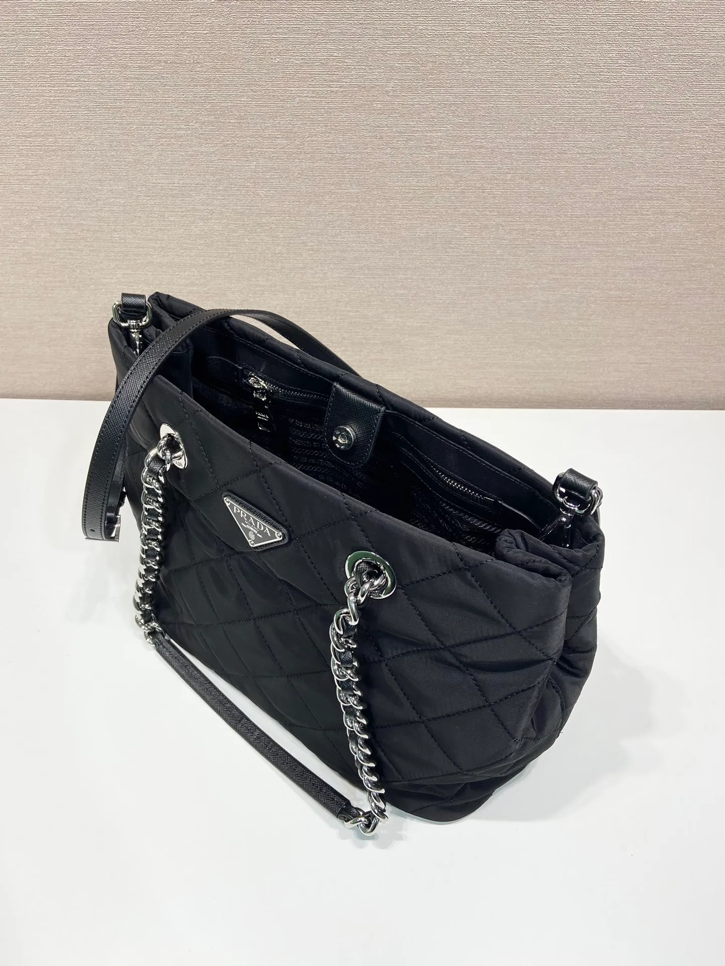 💰1420🎉Second-hand shopping bag🎉1BD650🎉 This second-hand shopping bag is made of imported nylon fabric and white hardware. Designed with complex hand-stitched patterns, it can be carried on the shoulder/handheld/cross-body. It is very functional and the upper body effect is really handsome. Another popular style that will never go out of style🎉🎉 Dimensions: length 30X height 24X bottom 17