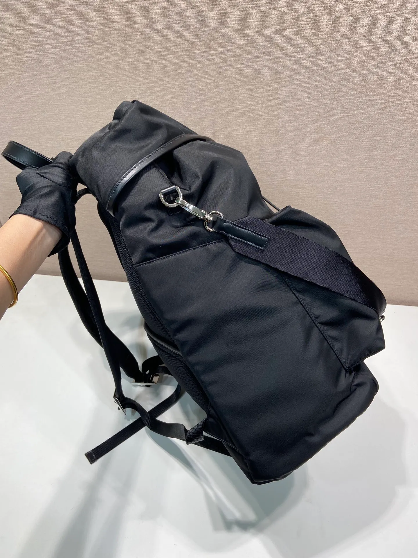 💰1700🎉New catwalk style🎉2VZ108 shoulder bag/shoulder bag🎉🎉 This catwalk style backpack is made of imported nylon fabric, calfskin and top-grade hardware. It has a front buckle/flap and 2 pocket design. It is equipped with a detachable nylon shoulder strap. The back can be carried on both shoulders and inserted into a trolley case. It has many compartments and a lot of space. It is no problem for daily carrying and business trips. It is fashionable and practical. Get it now. Handsome guys 👏👏 38cm long, 45cm tall, 18cm bottom