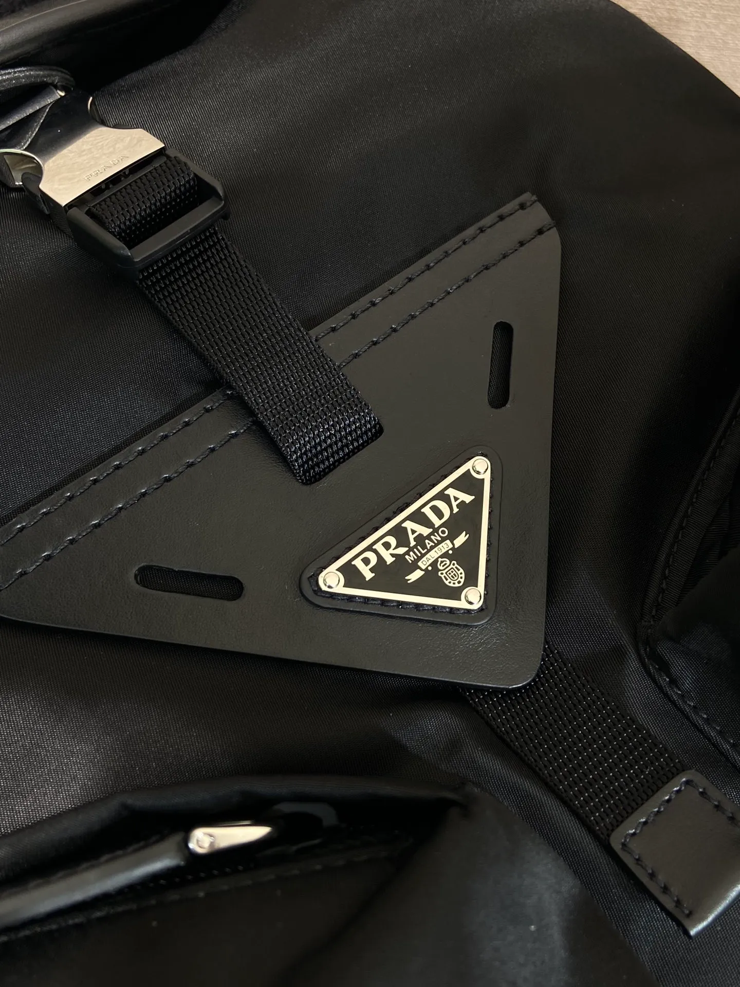💰1700🎉New catwalk style🎉2VZ108 shoulder bag/shoulder bag🎉🎉 This catwalk style backpack is made of imported nylon fabric, calfskin and top-grade hardware. It has a front buckle/flap and 2 pocket design. It is equipped with a detachable nylon shoulder strap. The back can be carried on both shoulders and inserted into a trolley case. It has many compartments and a lot of space. It is no problem for daily carrying and business trips. It is fashionable and practical. Get it now. Handsome guys 👏👏 38cm long, 45cm tall, 18cm bottom