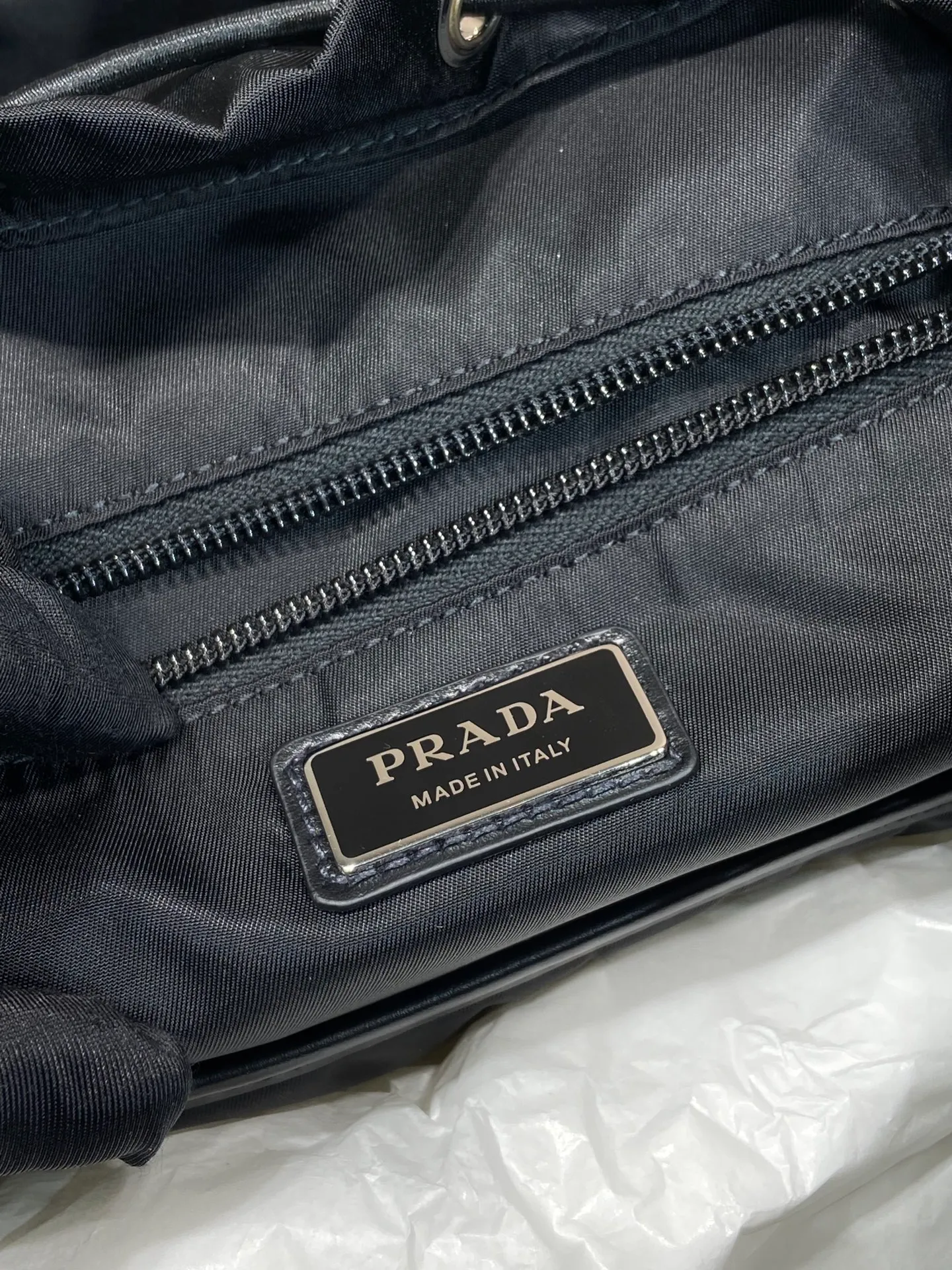 💰1700🎉New catwalk style🎉2VZ108 shoulder bag/shoulder bag🎉🎉 This catwalk style backpack is made of imported nylon fabric, calfskin and top-grade hardware. It has a front buckle/flap and 2 pocket design. It is equipped with a detachable nylon shoulder strap. The back can be carried on both shoulders and inserted into a trolley case. It has many compartments and a lot of space. It is no problem for daily carrying and business trips. It is fashionable and practical. Get it now. Handsome guys 👏👏 38cm long, 45cm tall, 18cm bottom