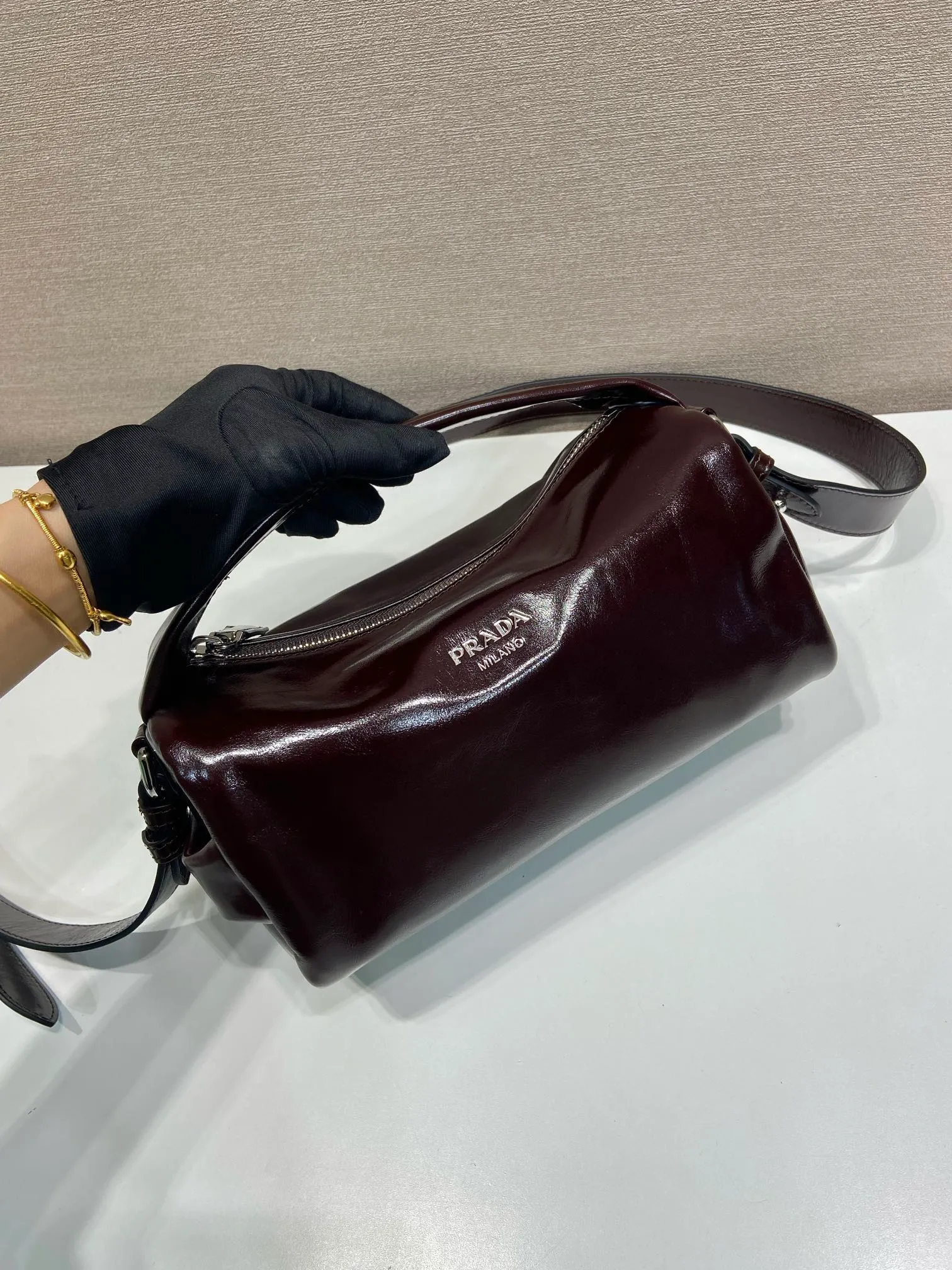 💰1360🎉New Boston🎉2VH188 waxed leather small size🎉🎉 This Boston handbag is fashionable and compact, and its design is inspired by retro designs and details. The waxed cowhide has a glossy effect, giving the accessory a soft and unique appearance, and is embellished with a metal letter logo. Equipped with a detachable long shoulder strap, it has large capacity and is lightweight and practical. Baby, hurry up and get it🎉🎉 Length 24x Height 11x Bottom 11cm🎉🎉🎉👏👏👏