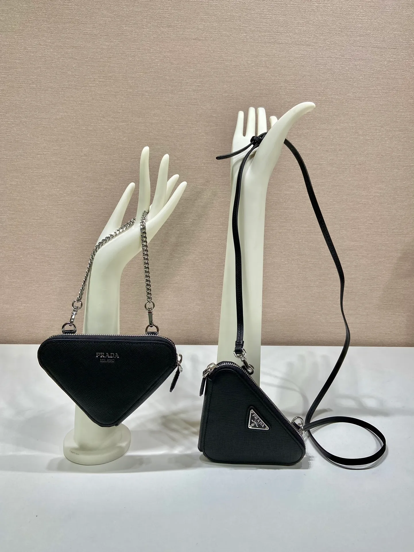 💰920🎉 Twin triangle bag 🎉 1NR015 new product 😘 This 2-in-1 twin bag has a very unique design and can be disassembled into 2 bags 🎉🎉, it’s perfect 🎉🎉, one can be carried by hand and the other can be worn as a crossbody. It can also be combined😘😘Another hot new product🎉 If you like babies, hurry up and get it🎉🎉 Length 15x height 10x bottom 5cm🎉🎉🎉👏👏👏