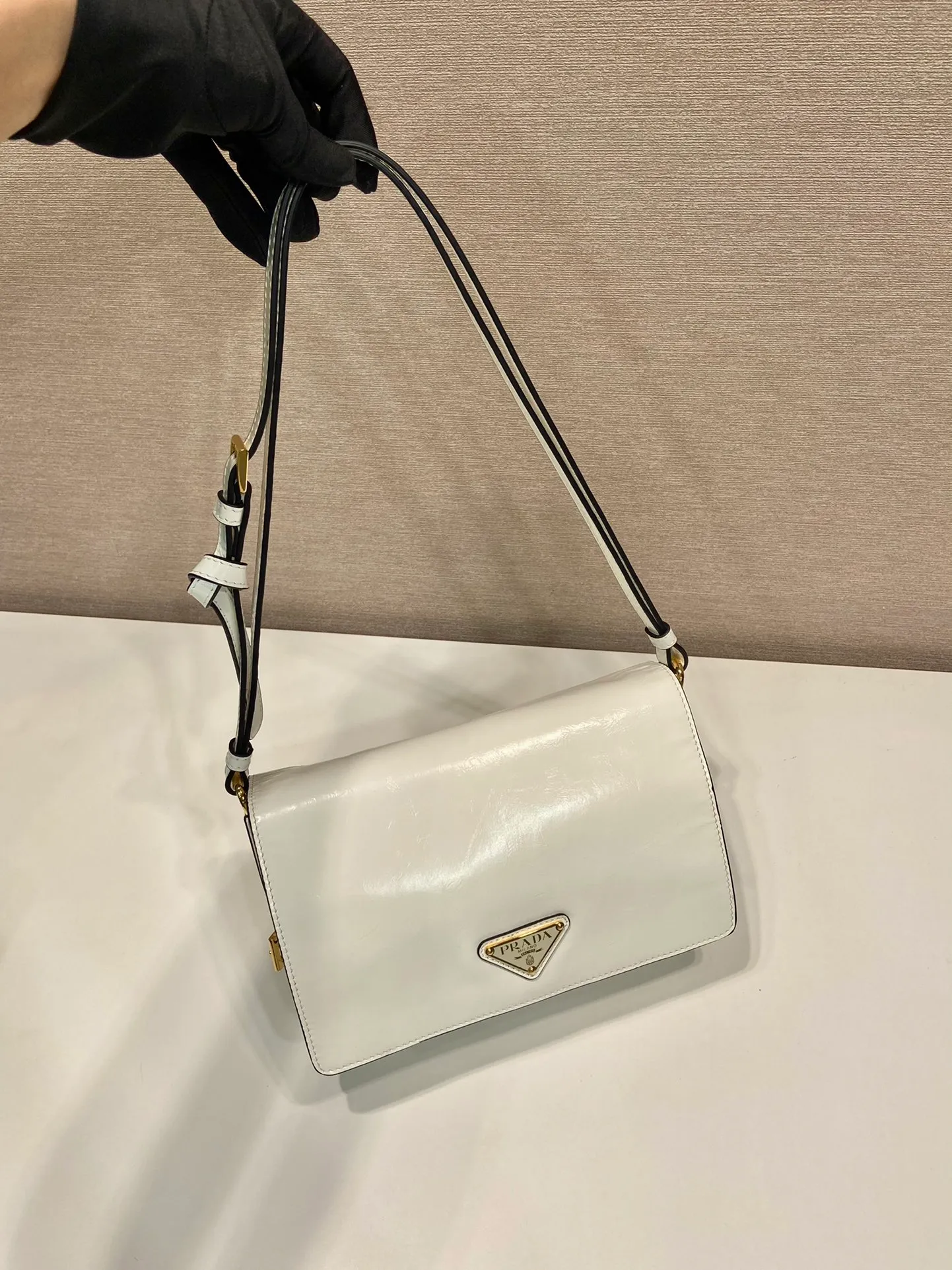 💰1500🎉Oil wax leather messenger bag🎉1BD082🎉🎉 This messenger bag is made of imported oil wax leather. The shiny color exudes a classic atmosphere. It is equipped with a detachable and adjustable long shoulder strap, which can be carried on the shoulder or crossbody. It has a large capacity and is easy to use. It is definitely a must-have for fashionistas. Hurry up and take this retro style flip messenger bag home! Length 23 height 15x base 8.5cm🎉🎉🎉👏👏👏