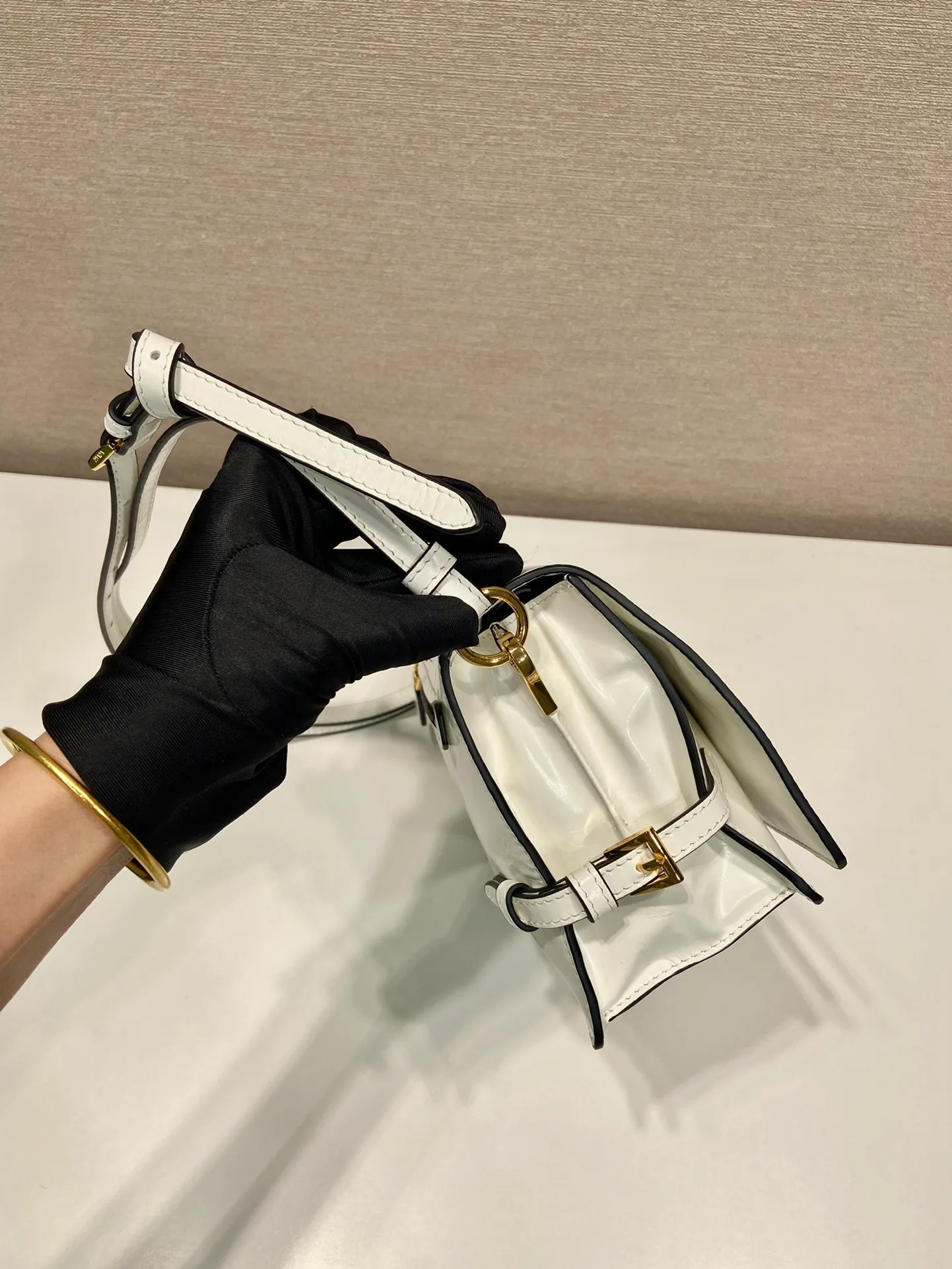 💰1500🎉Oil wax leather messenger bag🎉1BD082🎉🎉 This messenger bag is made of imported oil wax leather. The shiny color exudes a classic atmosphere. It is equipped with a detachable and adjustable long shoulder strap, which can be carried on the shoulder or crossbody. It has a large capacity and is easy to use. It is definitely a must-have for fashionistas. Hurry up and take this retro style flip messenger bag home! Length 23 height 15x base 8.5cm🎉🎉🎉👏👏👏