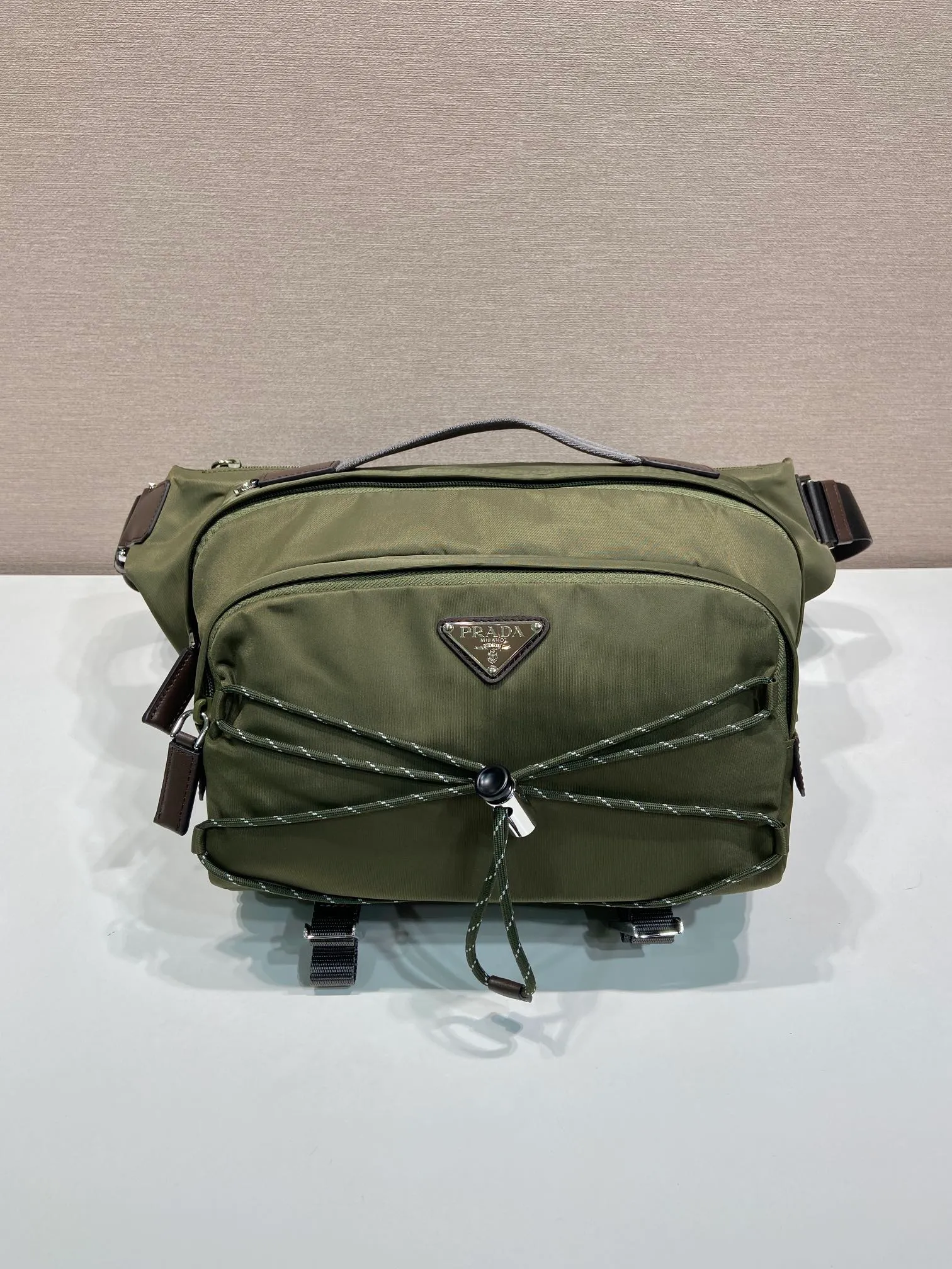 💰1320🎉New messenger bag🎉2VH201 camouflage green🎉🎉 This multifunctional and dynamic shoulder bag combines urban style with outdoor elements. This Re-Nylon bag has a lightweight, roomy design with a large exterior pocket and leather trim. With adjustable technical cord, flat padded nylon strap handle, adjustable nylon strap shoulder strap. Zipper closure, large capacity and fashionable upper body effect, get it now. Another popular style that will never go out of style🎉🎉 Length 30x Height 22x Bottom 10cm🎉🎉🎉💰💰💰