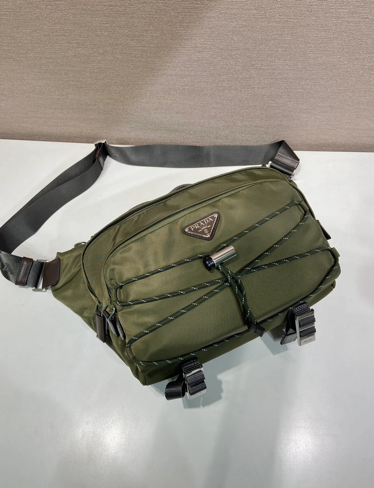 💰1320🎉New messenger bag🎉2VH201 camouflage green🎉🎉 This multifunctional and dynamic shoulder bag combines urban style with outdoor elements. This Re-Nylon bag has a lightweight, roomy design with a large exterior pocket and leather trim. With adjustable technical cord, flat padded nylon strap handle, adjustable nylon strap shoulder strap. Zipper closure, large capacity and fashionable upper body effect, get it now. Another popular style that will never go out of style🎉🎉 Length 30x Height 22x Bottom 10cm🎉🎉🎉💰💰💰