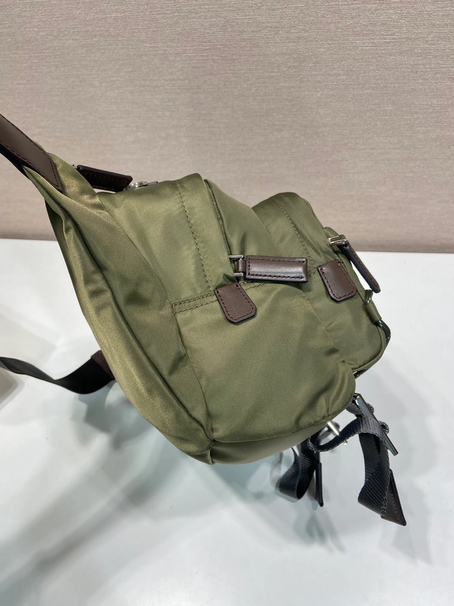 💰1320🎉New messenger bag🎉2VH201 camouflage green🎉🎉 This multifunctional and dynamic shoulder bag combines urban style with outdoor elements. This Re-Nylon bag has a lightweight, roomy design with a large exterior pocket and leather trim. With adjustable technical cord, flat padded nylon strap handle, adjustable nylon strap shoulder strap. Zipper closure, large capacity and fashionable upper body effect, get it now. Another popular style that will never go out of style🎉🎉 Length 30x Height 22x Bottom 10cm🎉🎉🎉💰💰💰