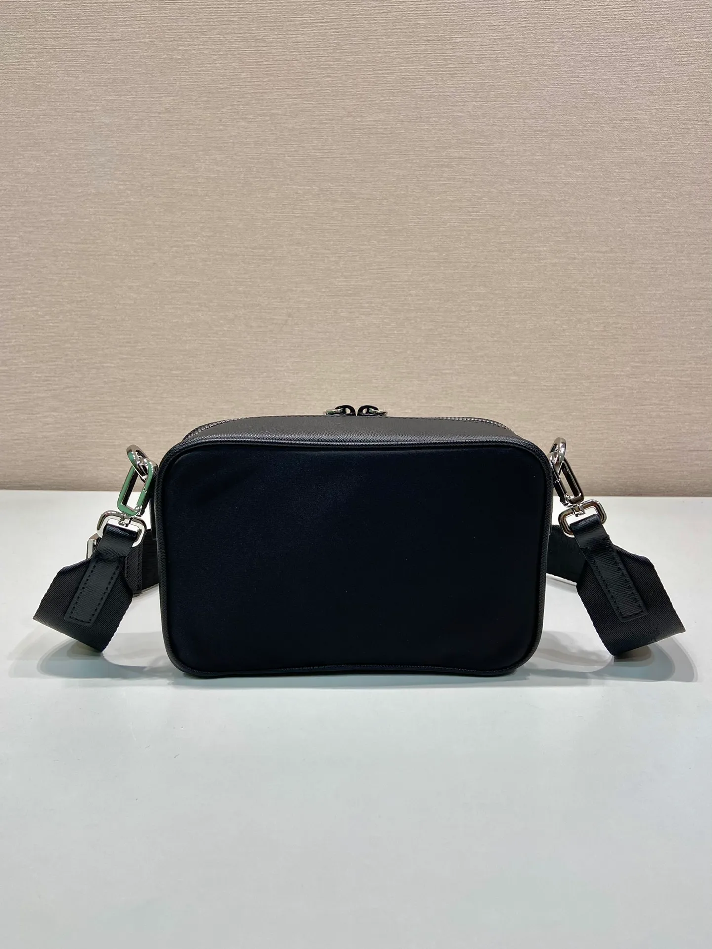 💰1120🎉New small messenger bag🎉2VH070/cross pattern🎉🎉 This modern handbag outlines simple lines and is equipped with a detachable and adjustable long woven shoulder strap😘The shoulder strap is equipped with a detachable small bag😘Designed by imported nylon fabric cross-grain cowhide, it looks classic and original temperament and modern fashion🎉🎉Large capacity and space, worth it, get it now🎉🎉 Length 19x Height 12.5x Bottom 5.5cm