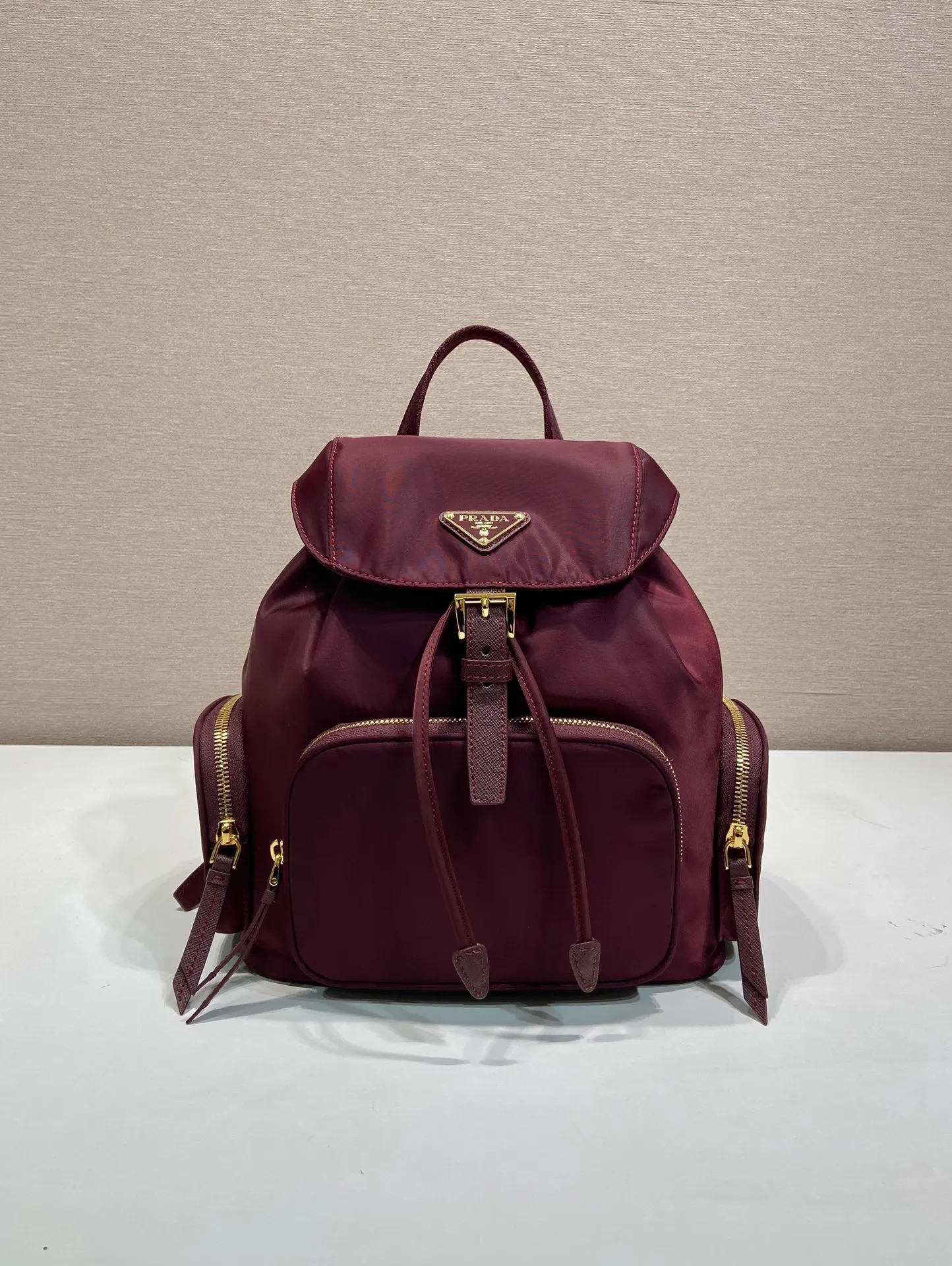 💰1300🎉New product🎉1BZ081 Backpack🎉🎉 This backpack is made of imported nylon fabric. The body of the bag is designed with three zipper pockets. The bag opening is opened and closed with a flip drawstring. It has top-grade hardware, large capacity, and many pockets. It is very practical. Length 24.5x Height 29x Bottom 12cm🎉🎉🎉💰💰💰
